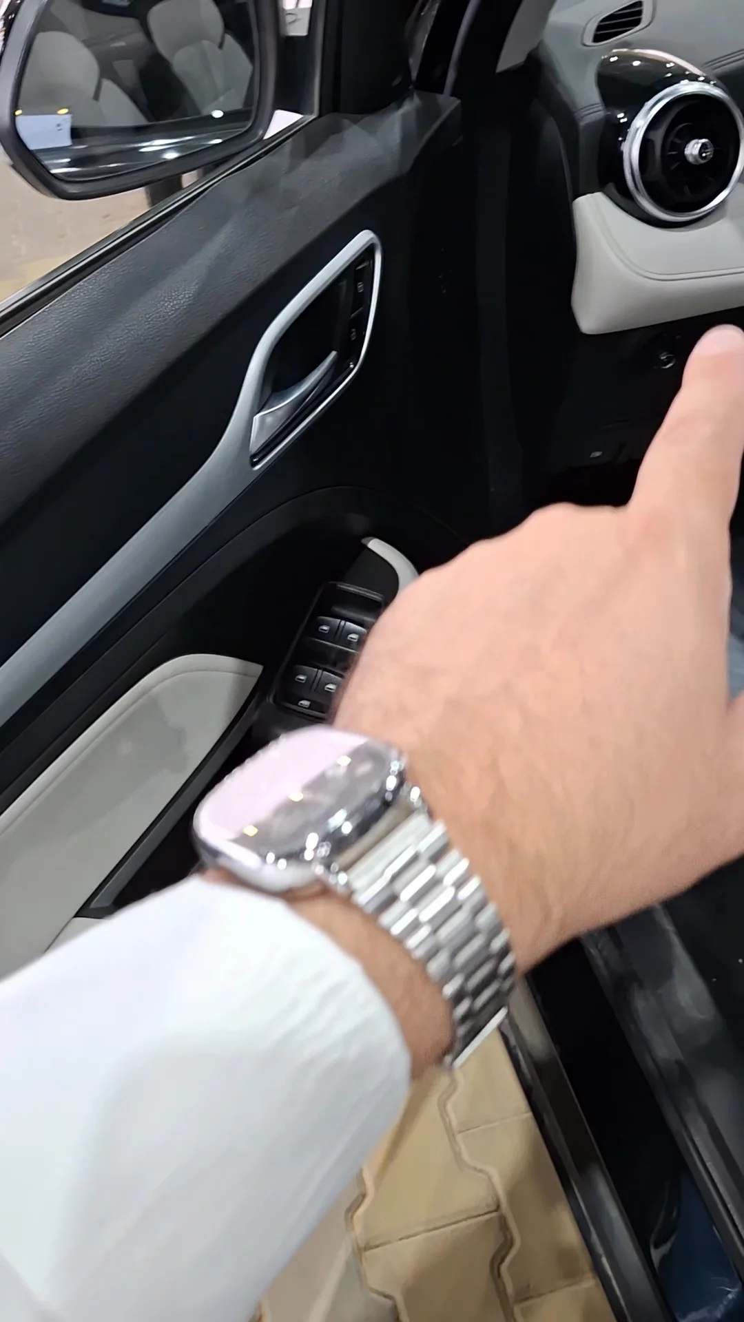 Car video thumbnail 1 of 9