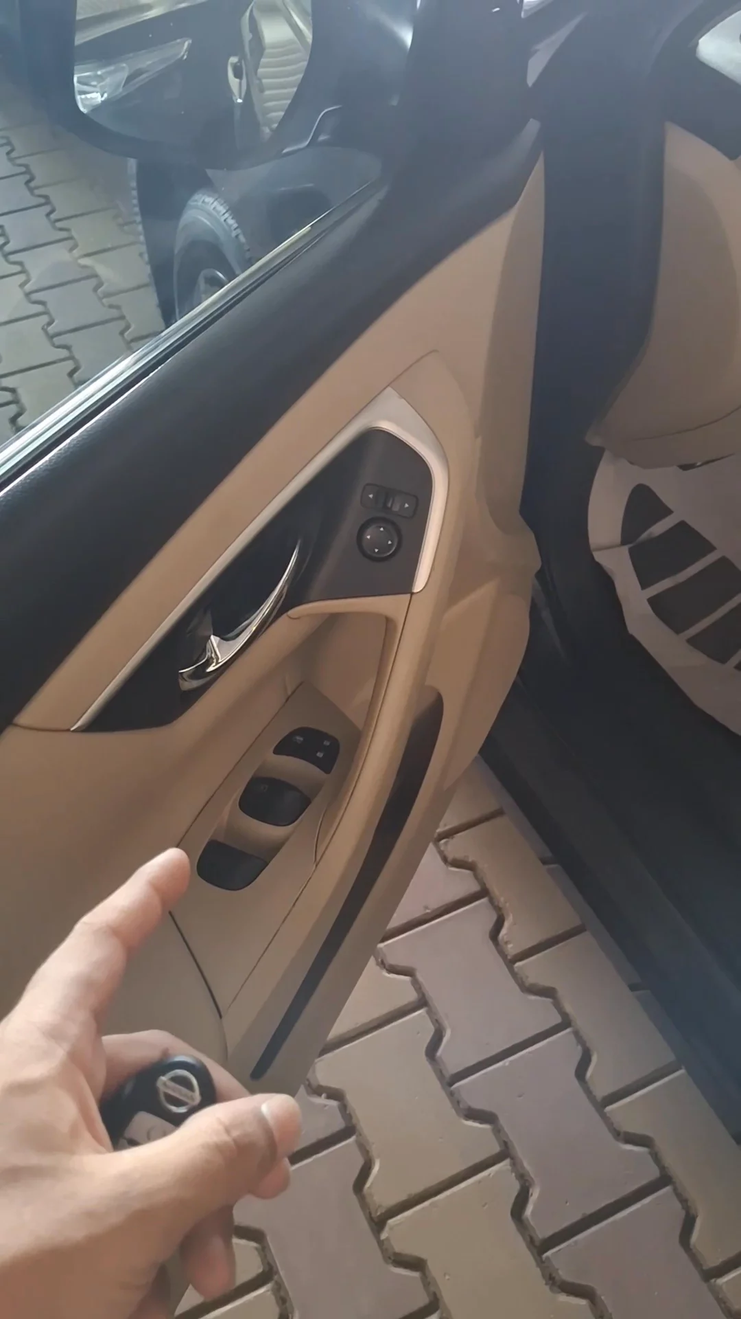 Car video thumbnail 1 of 8