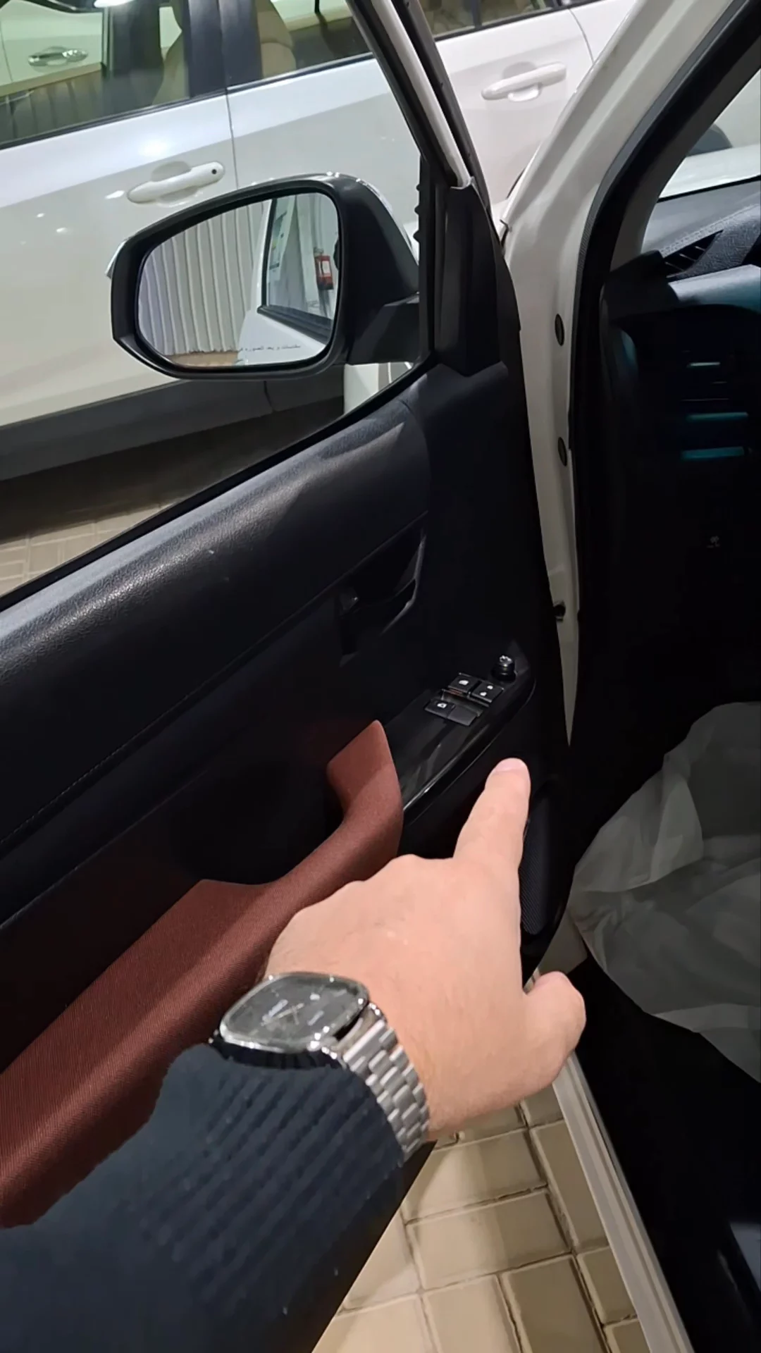 Car video thumbnail 1 of 9