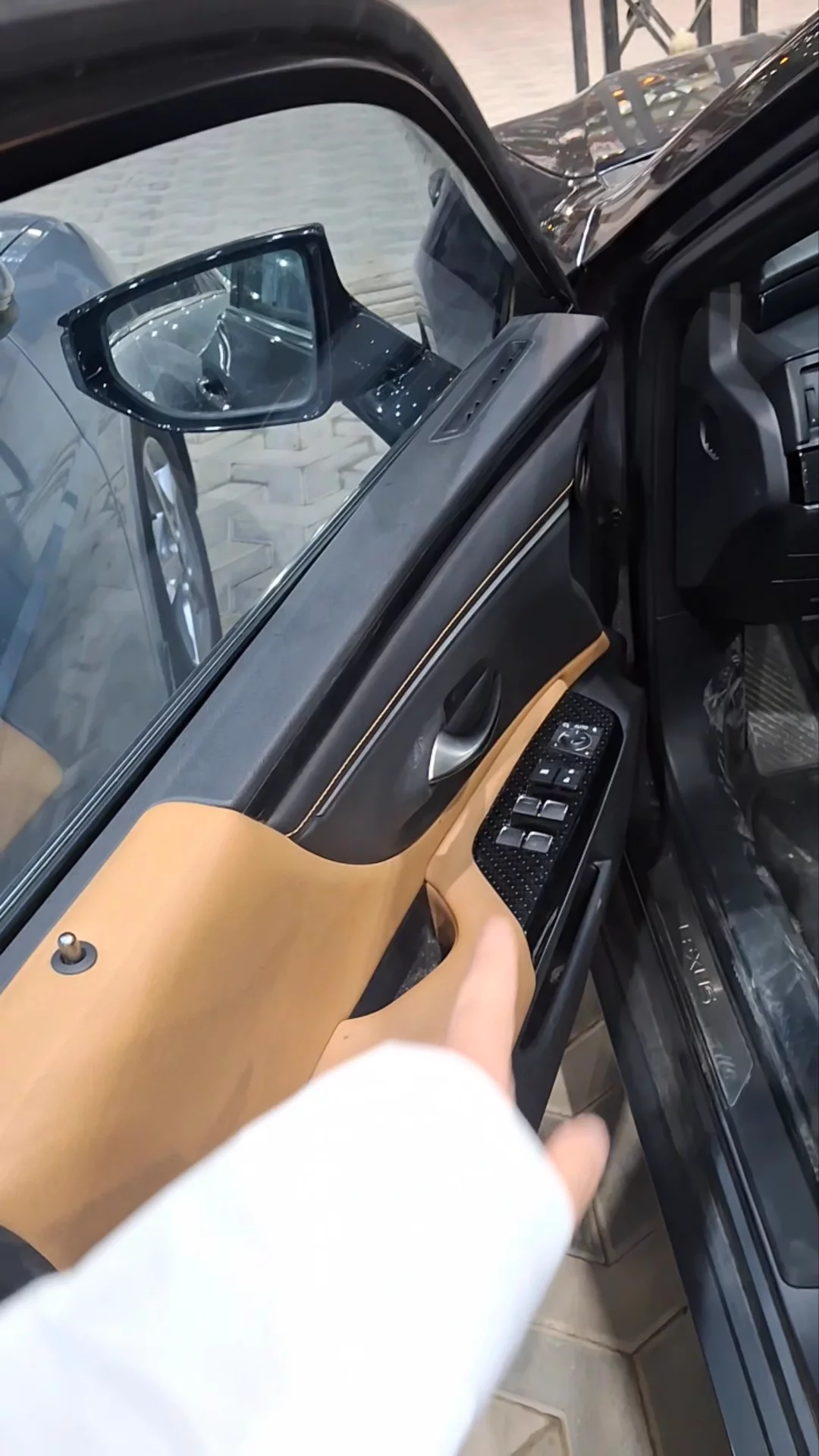 Car video thumbnail 1 of 9