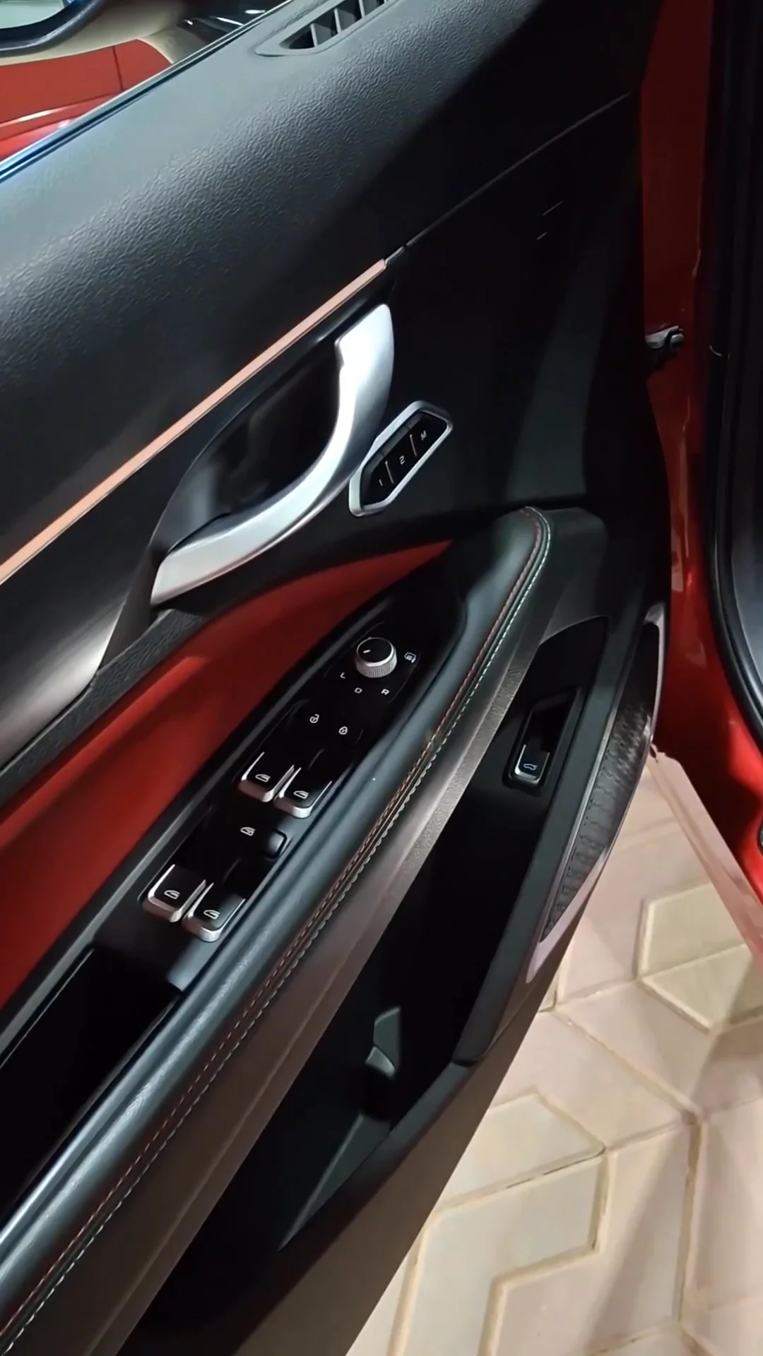 Car video thumbnail 1 of 9