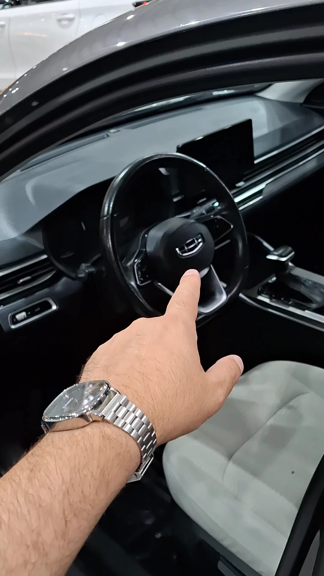 Car video thumbnail 1 of 9