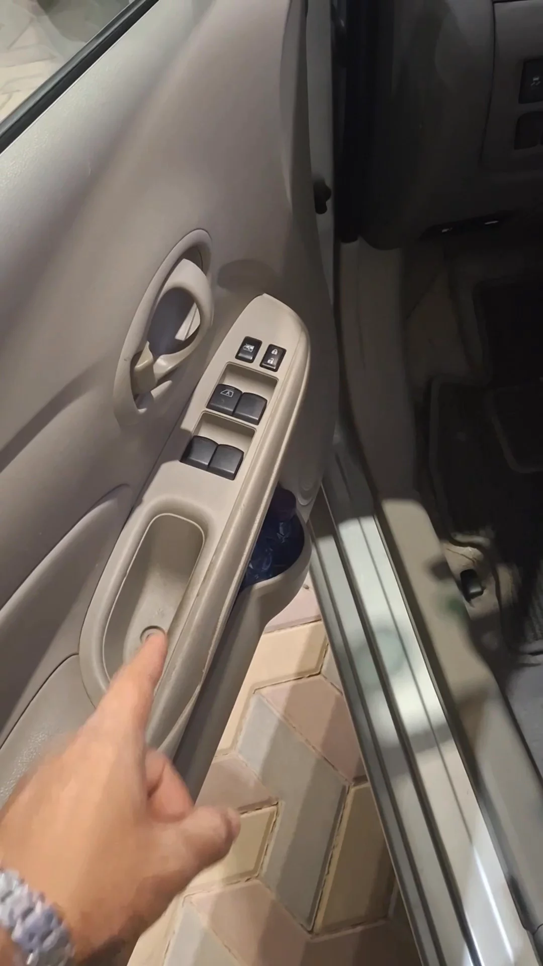 Car video thumbnail 1 of 7