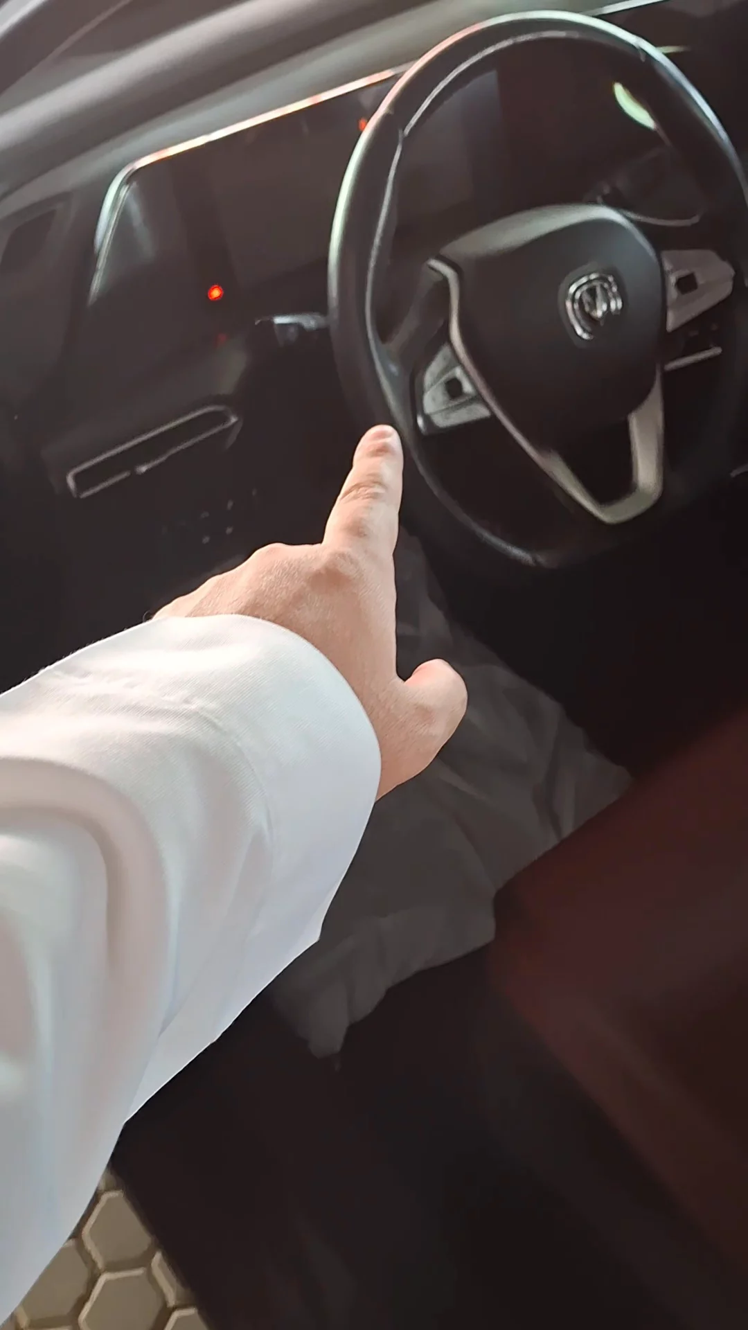 Car video thumbnail 1 of 9