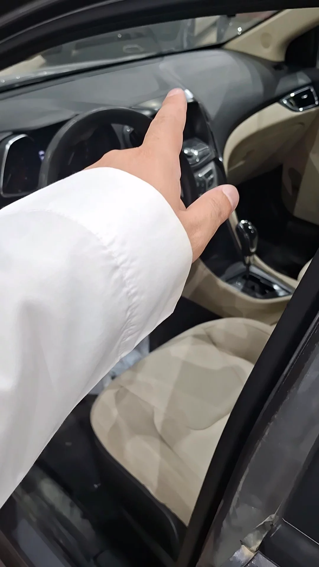 Car video thumbnail 1 of 9