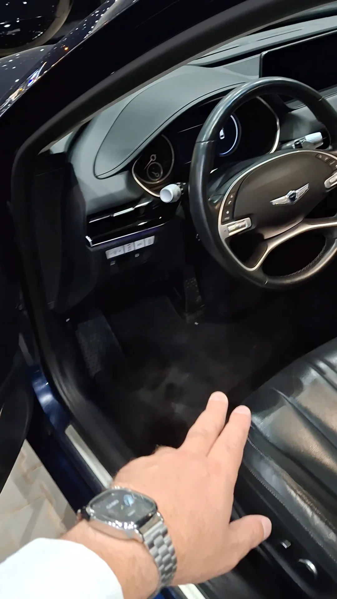 Car video thumbnail 1 of 9