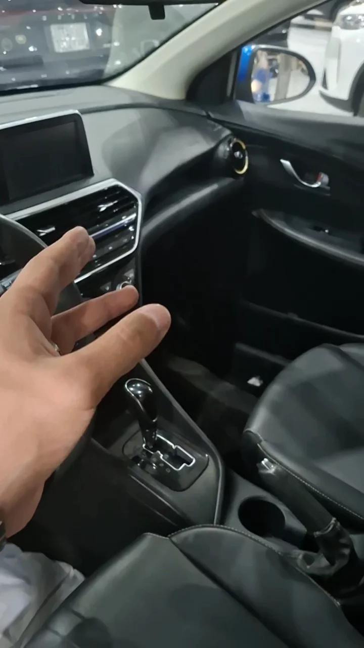 Car video thumbnail 1 of 8