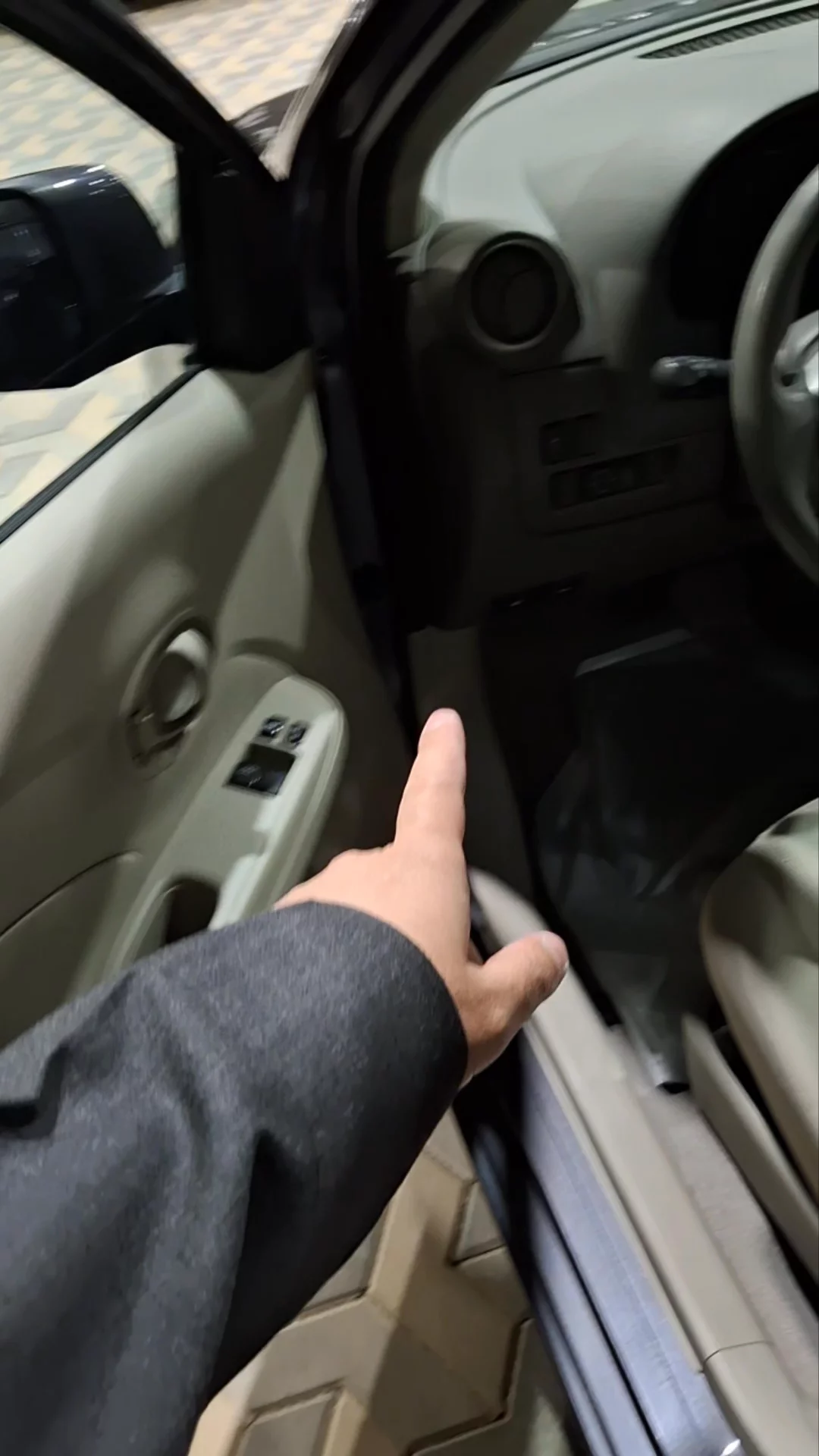 Car video thumbnail 1 of 9