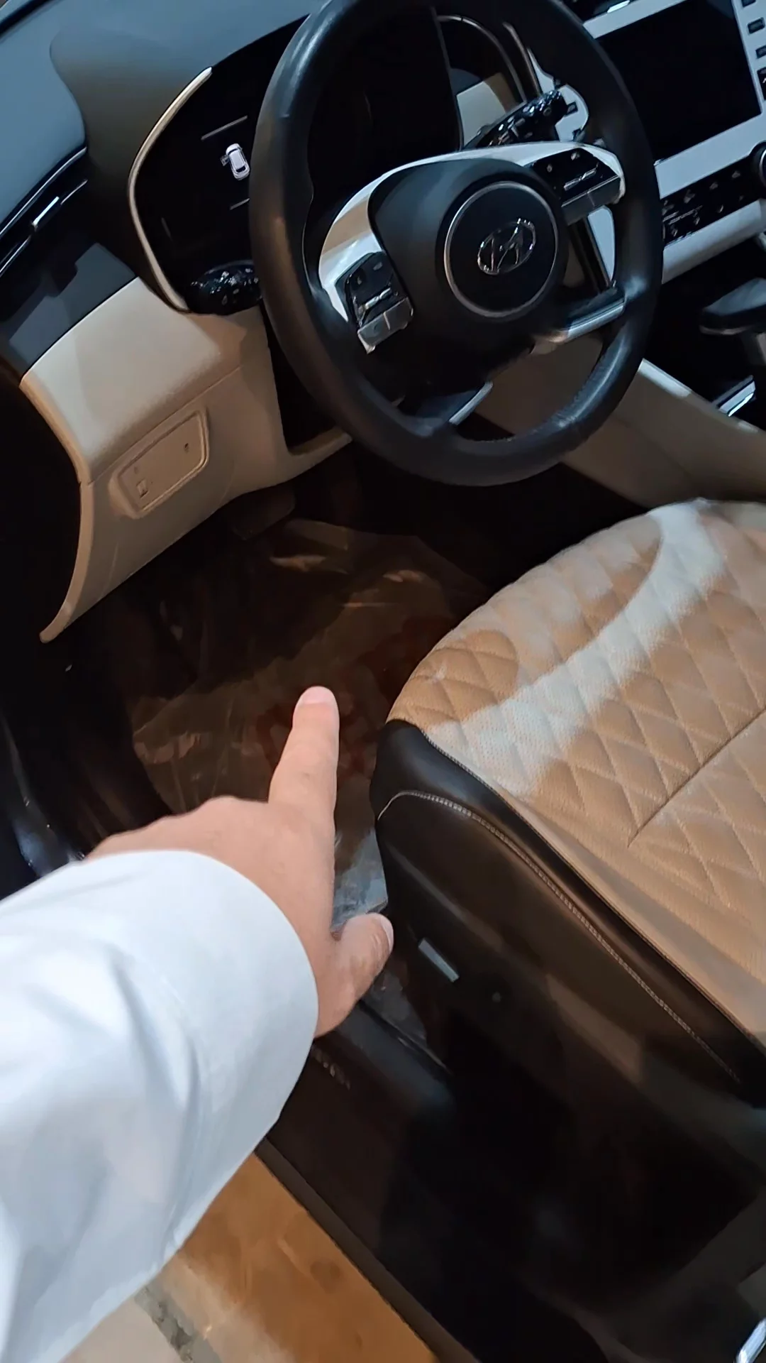 Car video thumbnail 1 of 9