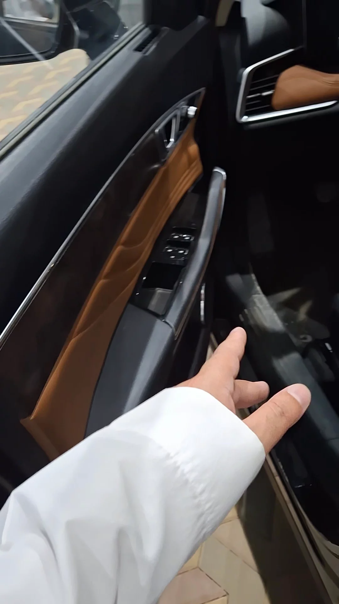 Car video thumbnail 1 of 9