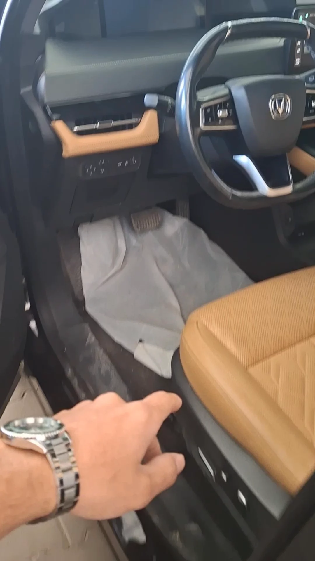 Car video thumbnail 1 of 7