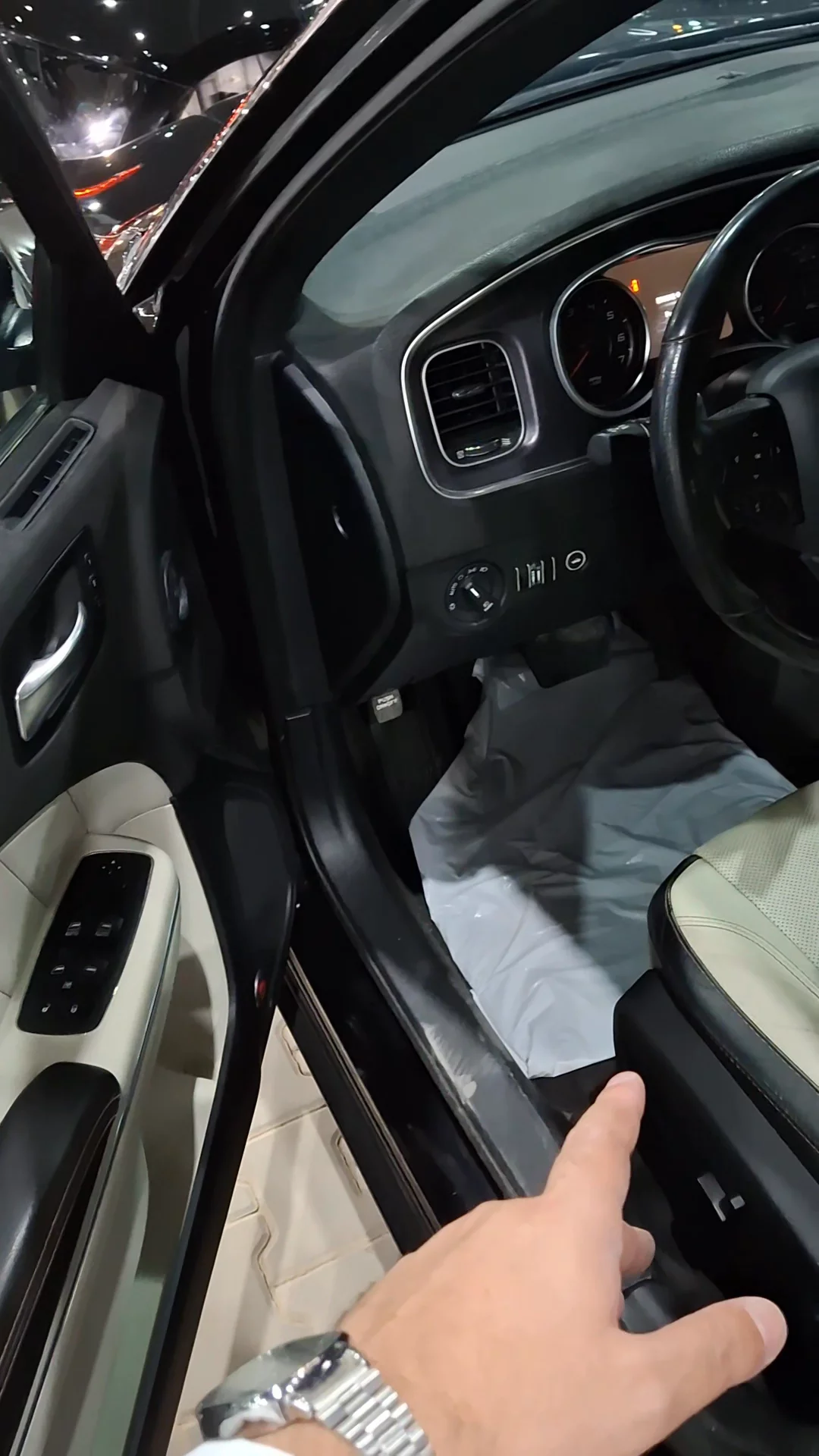 Car video thumbnail 1 of 9