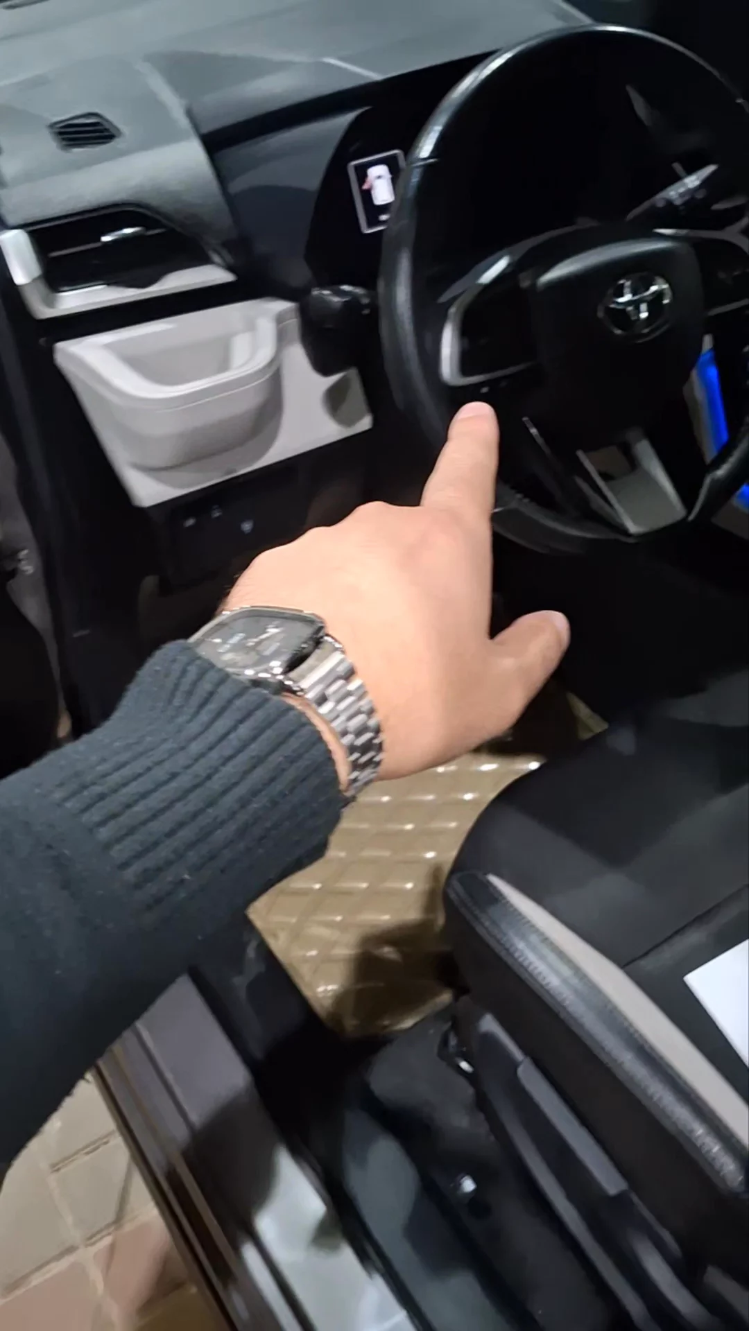 Car video thumbnail 1 of 8