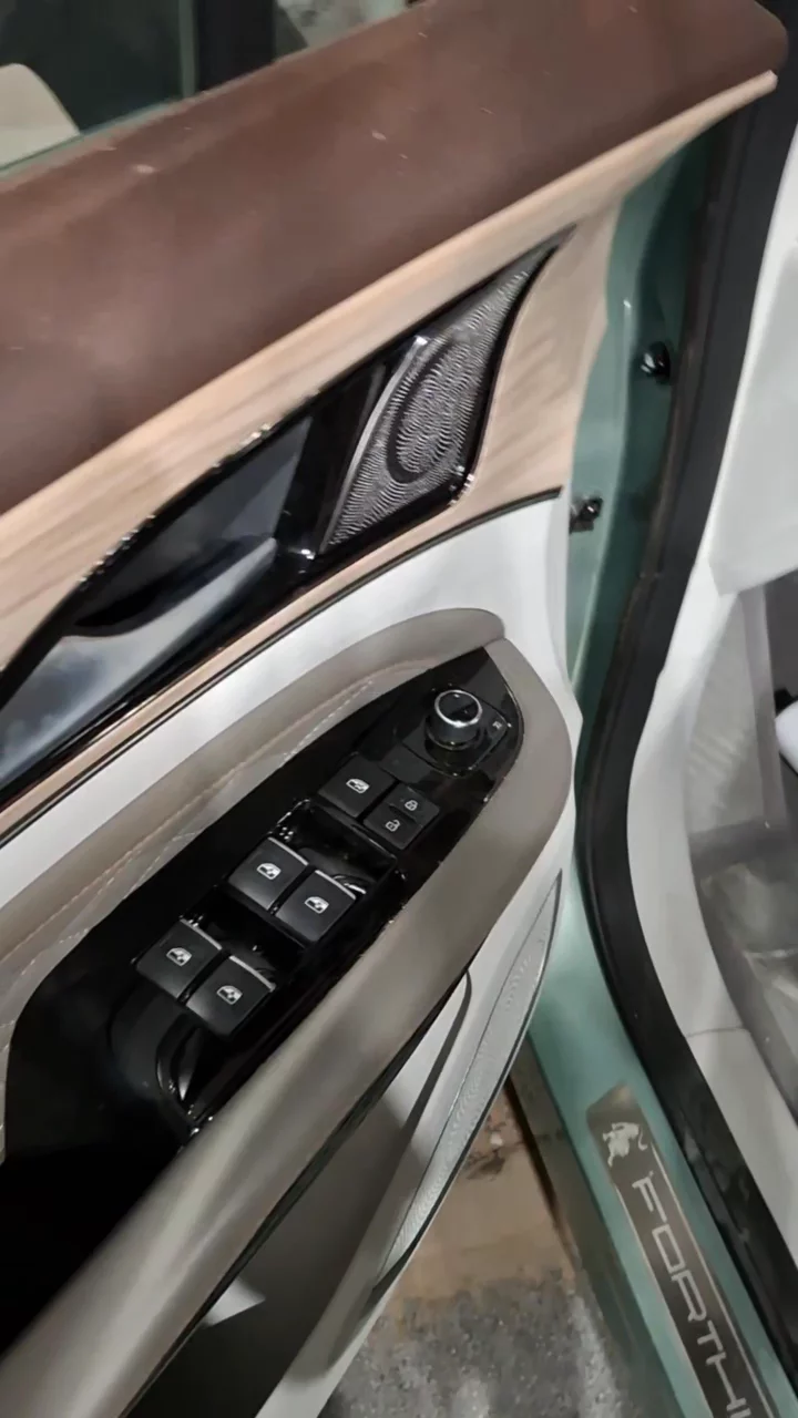 Car video thumbnail 1 of 9