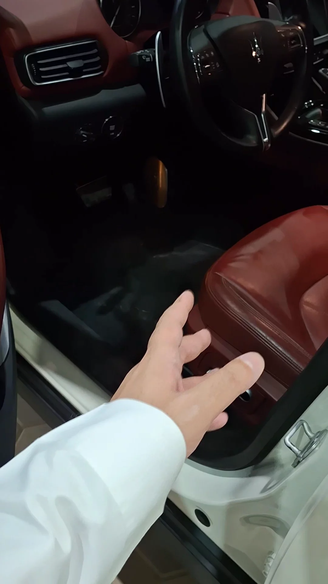 Car video thumbnail 1 of 9