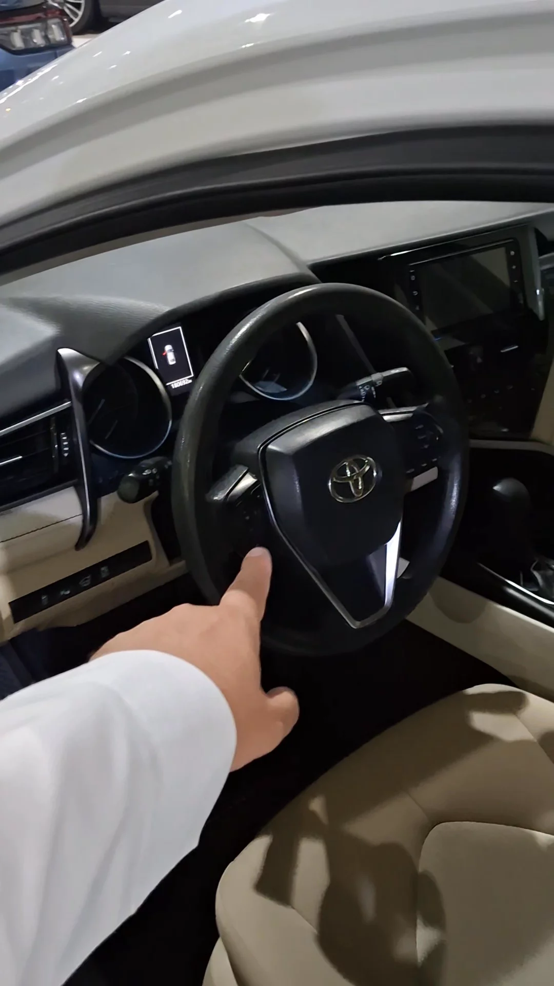 Car video thumbnail 1 of 9