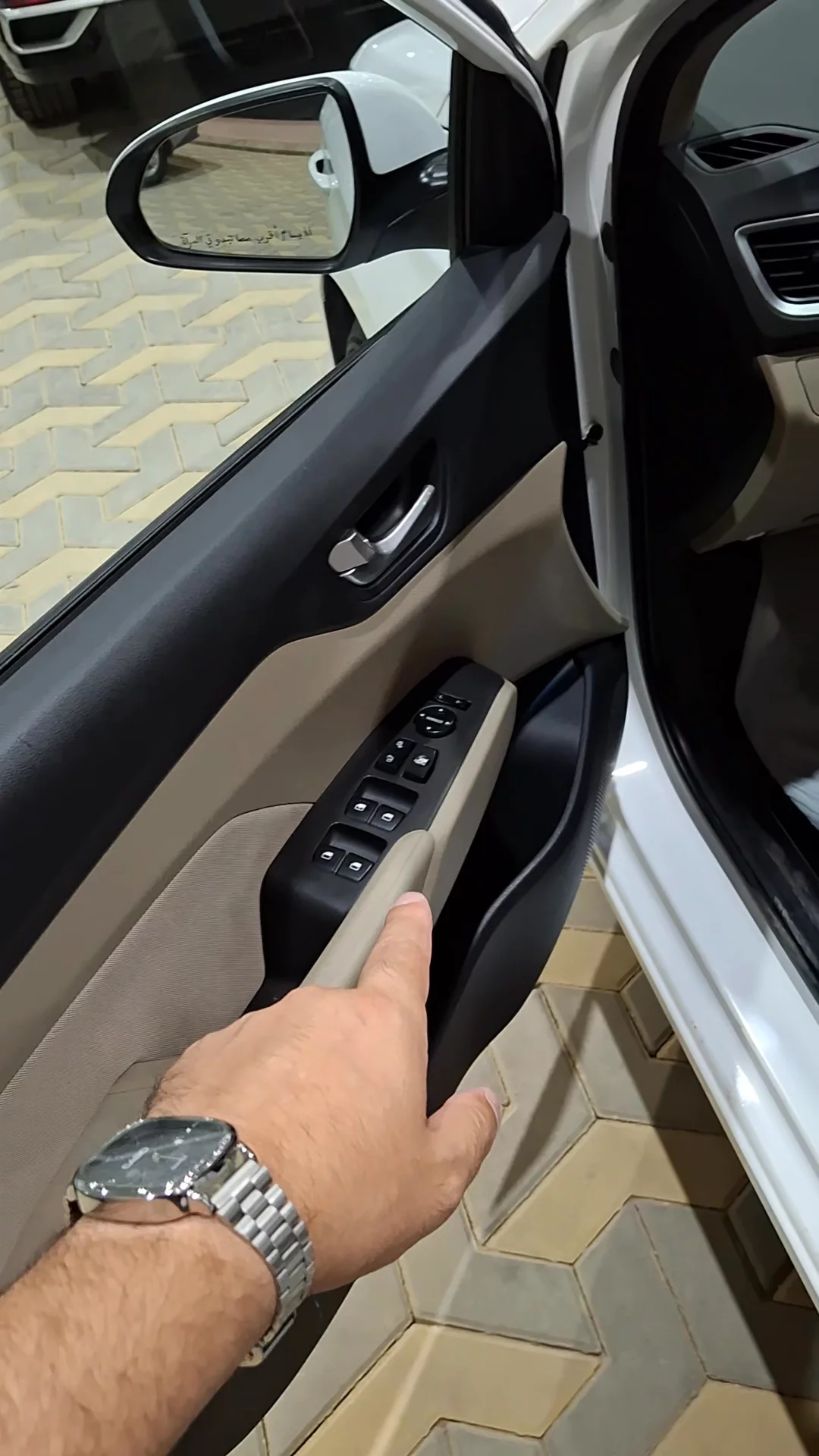 Car video thumbnail 1 of 9