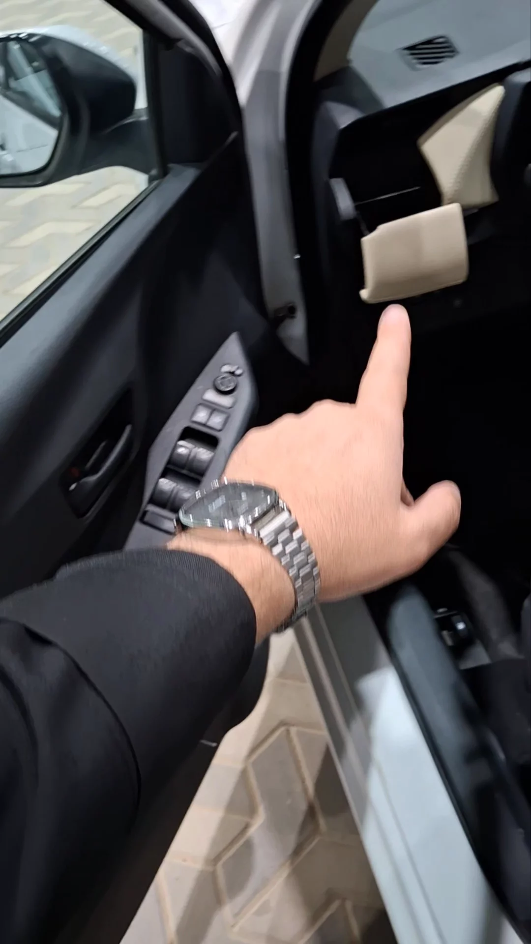 Car video thumbnail 1 of 9