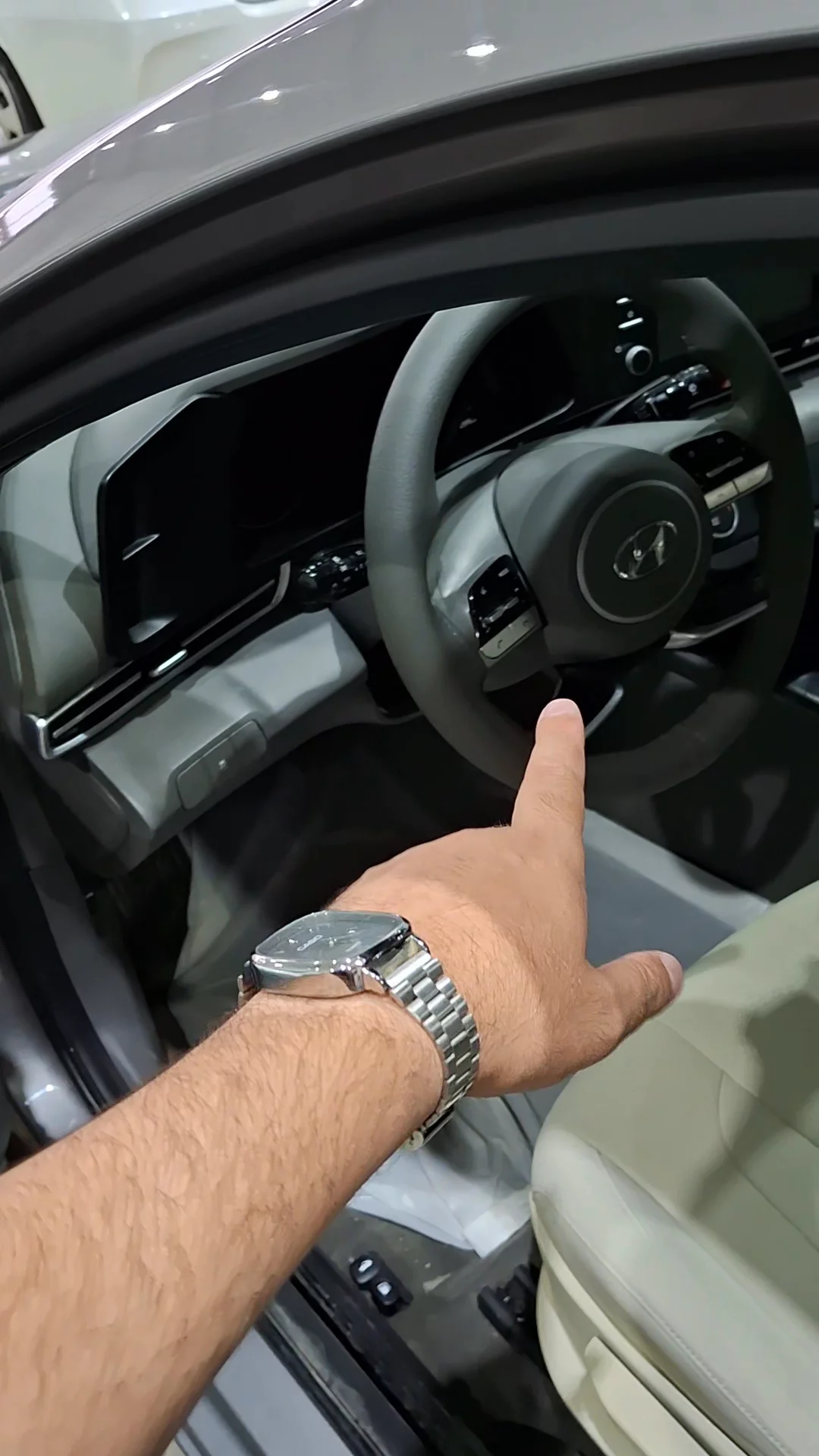 Car video thumbnail 1 of 9