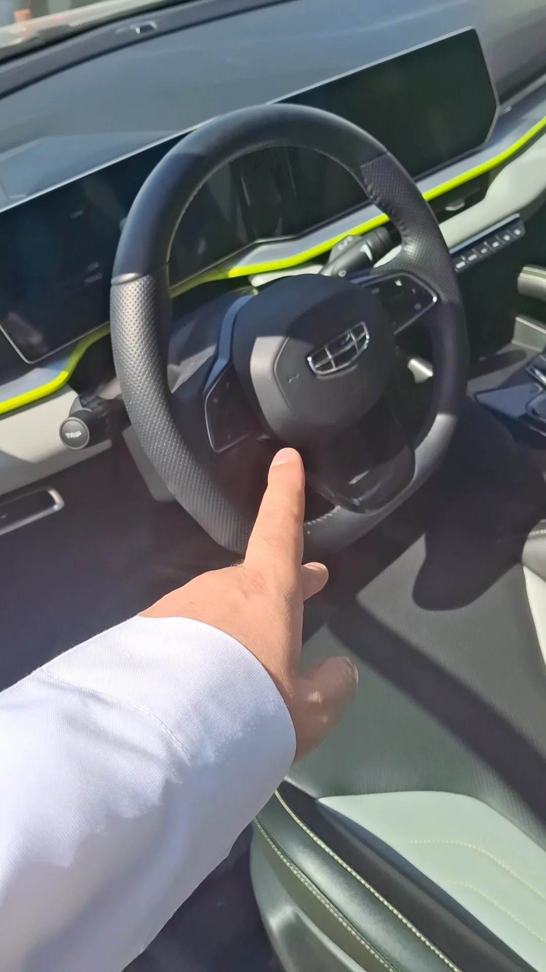 Car video thumbnail 1 of 9