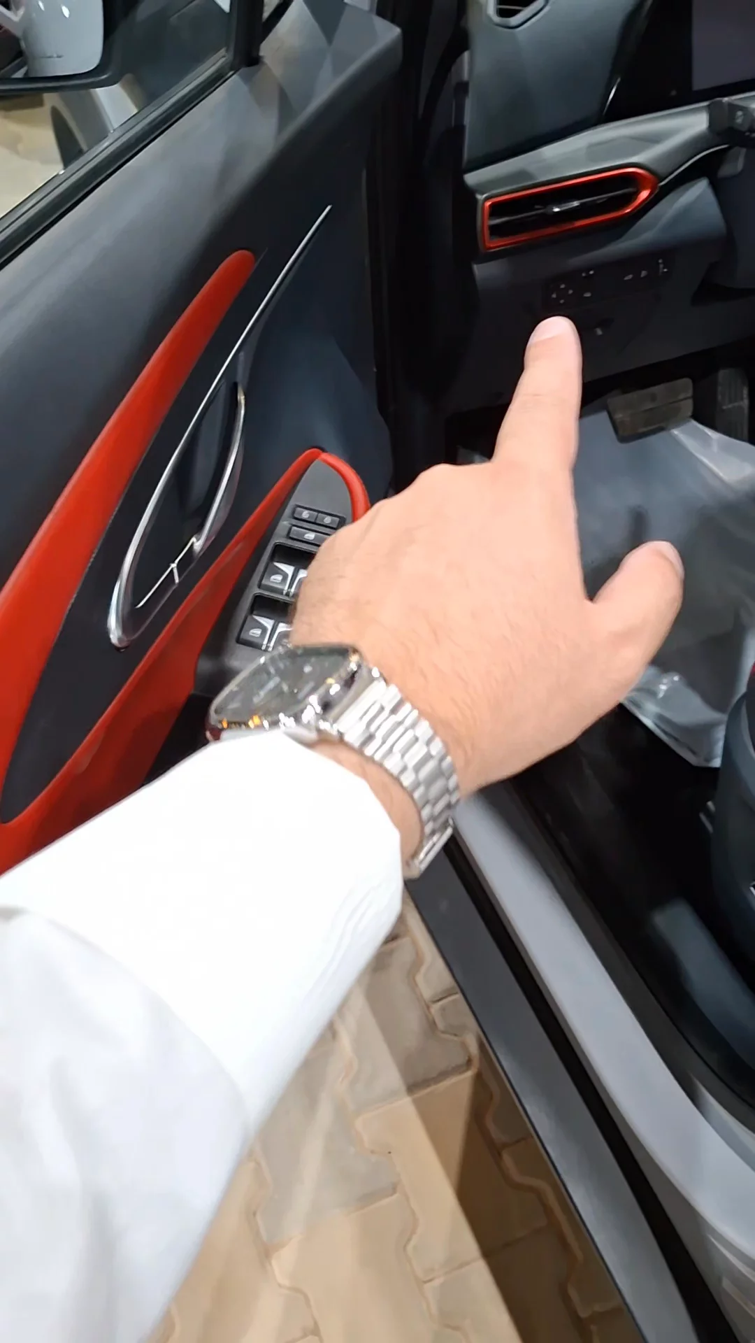 Car video thumbnail 1 of 9