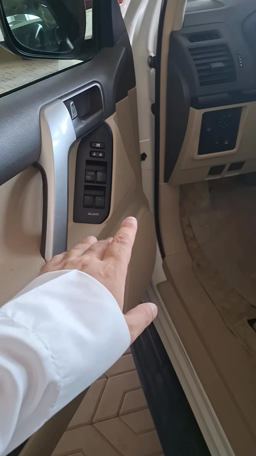 Car video thumbnail 1 of 9