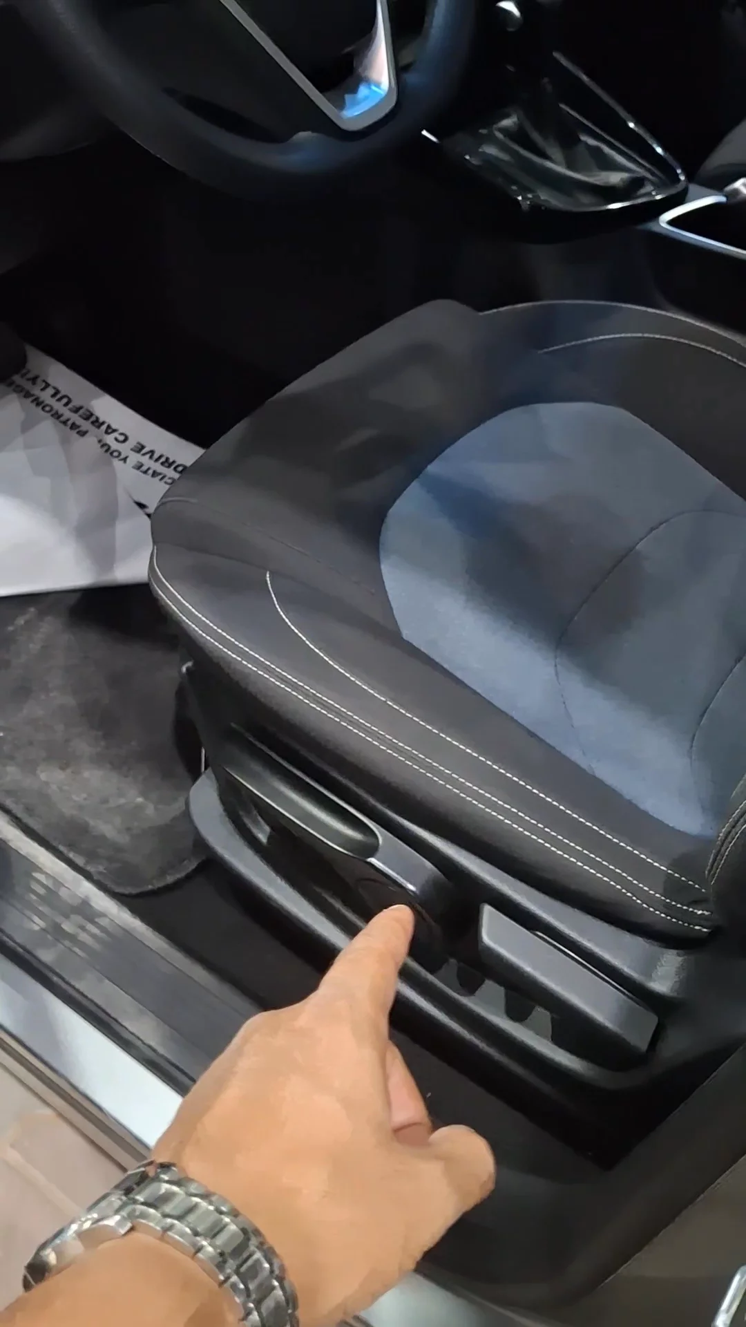 Car video thumbnail 1 of 8