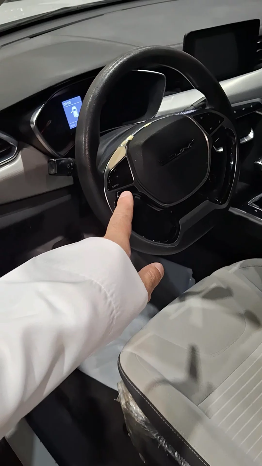 Car video thumbnail 1 of 9