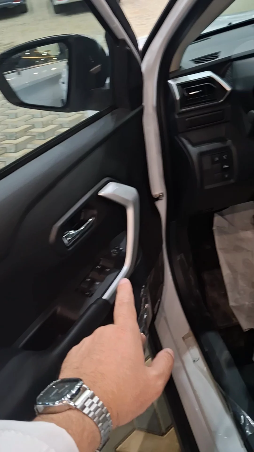 Car video thumbnail 1 of 9