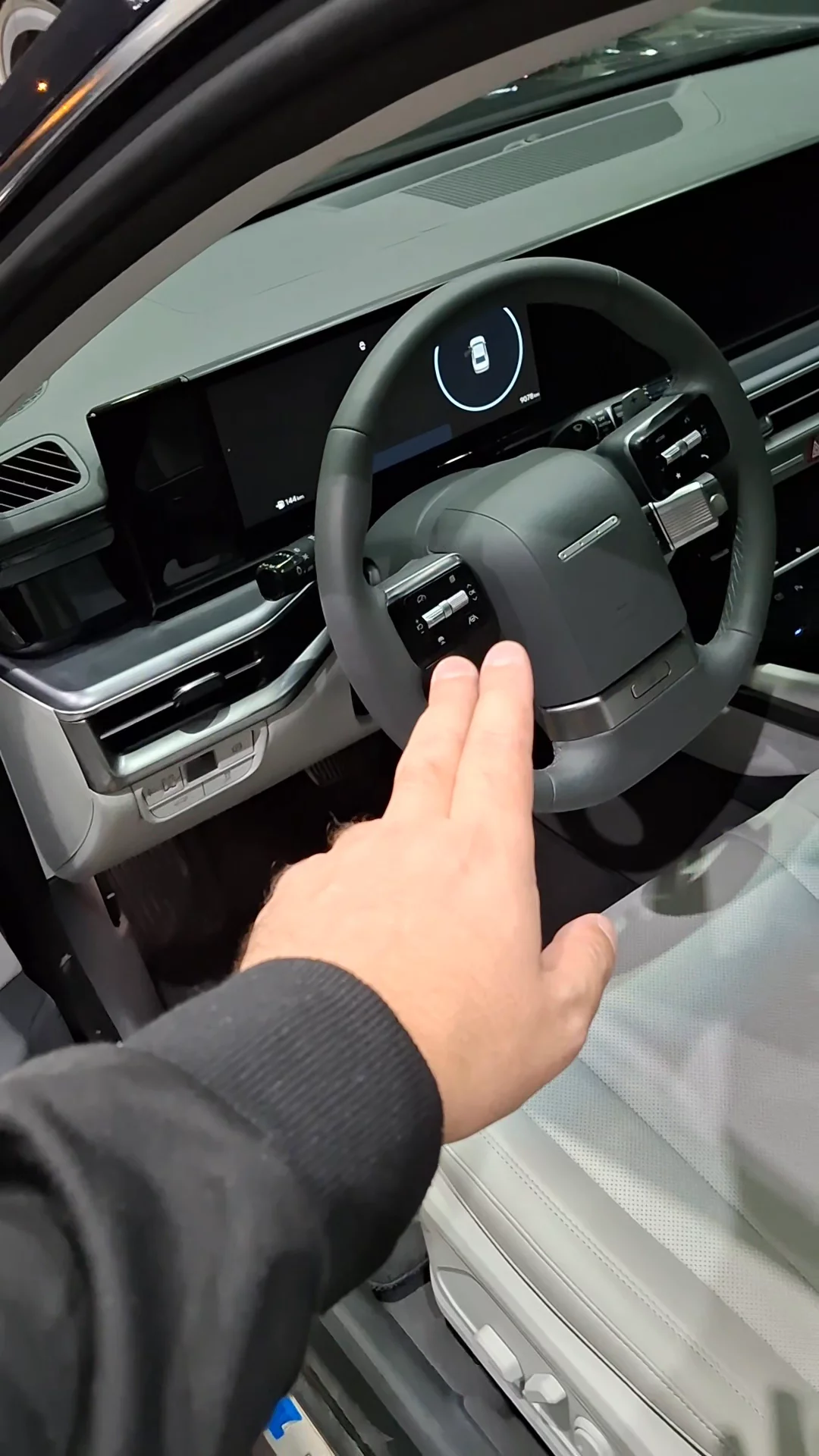 Car video thumbnail 1 of 9