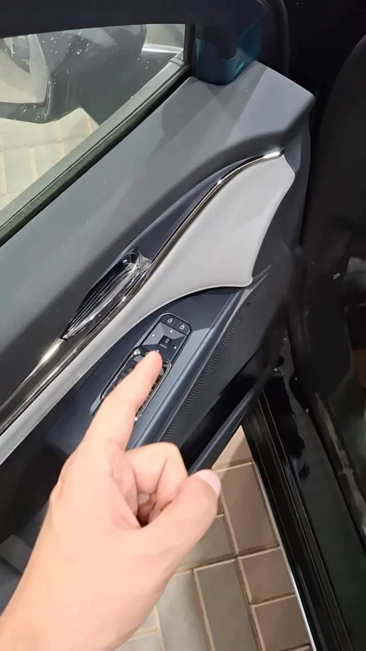 Car video thumbnail 1 of 9