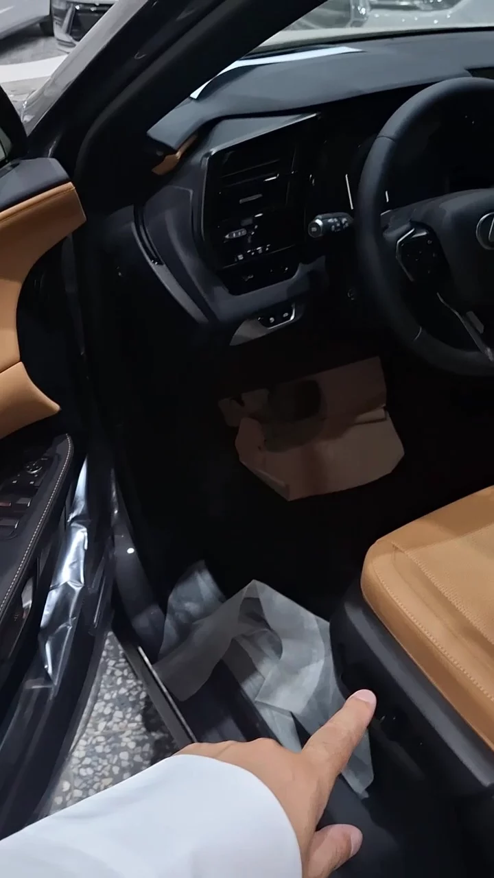 Car video thumbnail 1 of 9