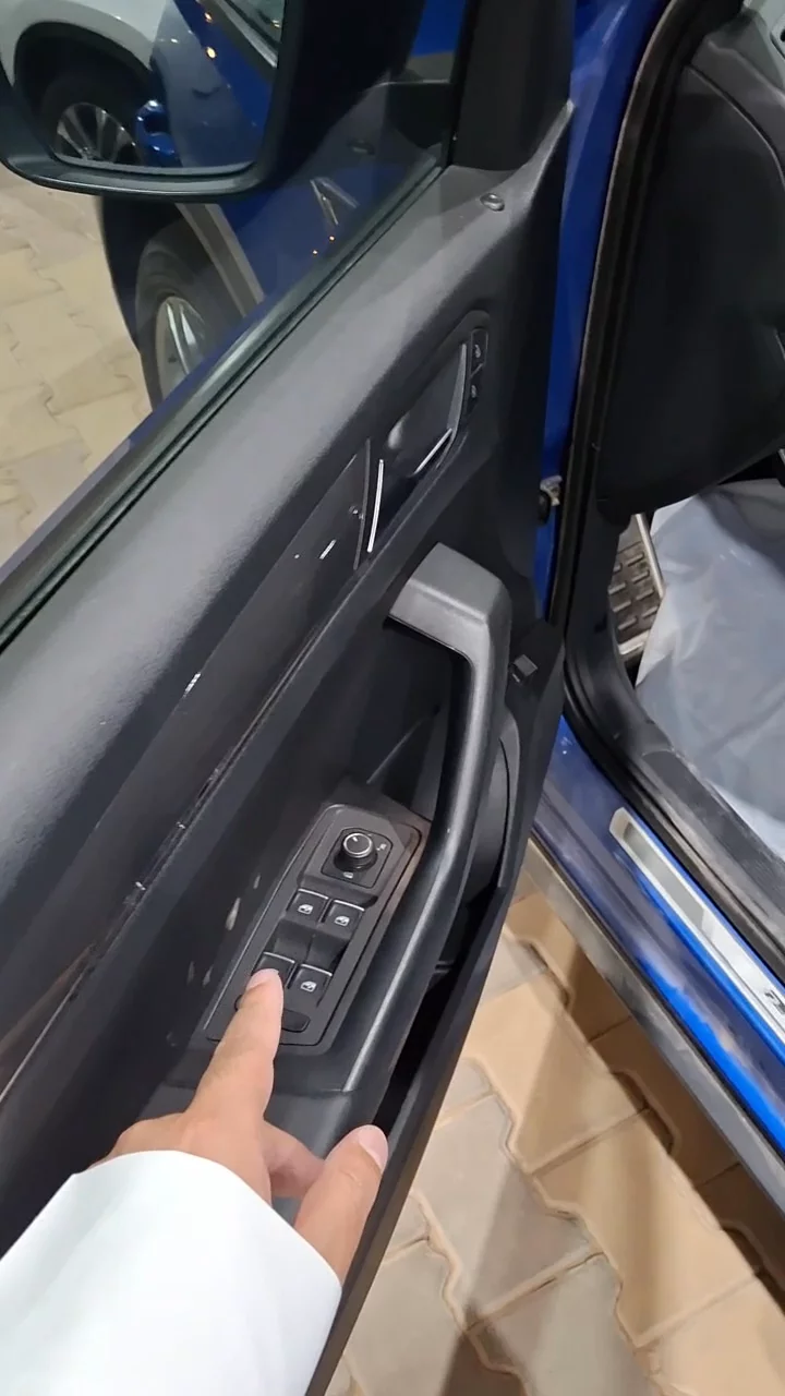 Car video thumbnail 1 of 9