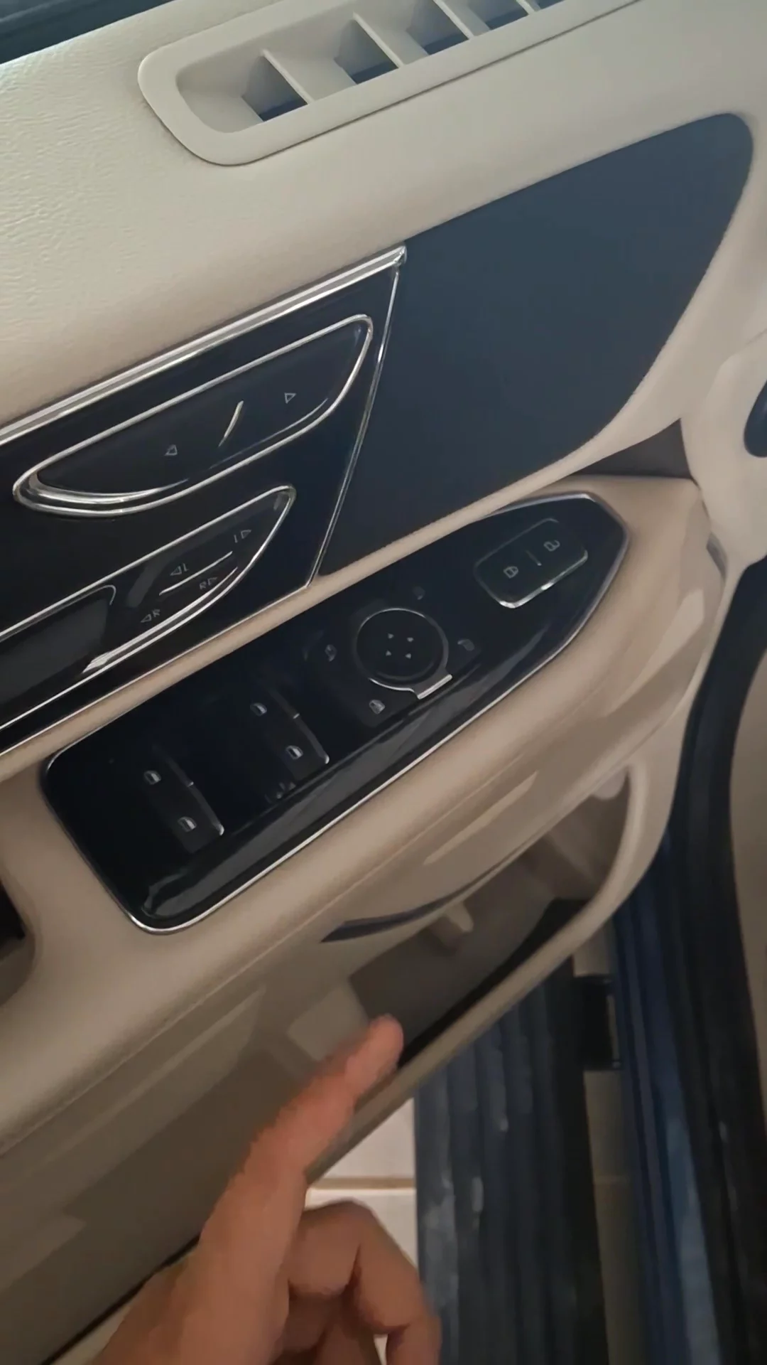 Car video thumbnail 1 of 9