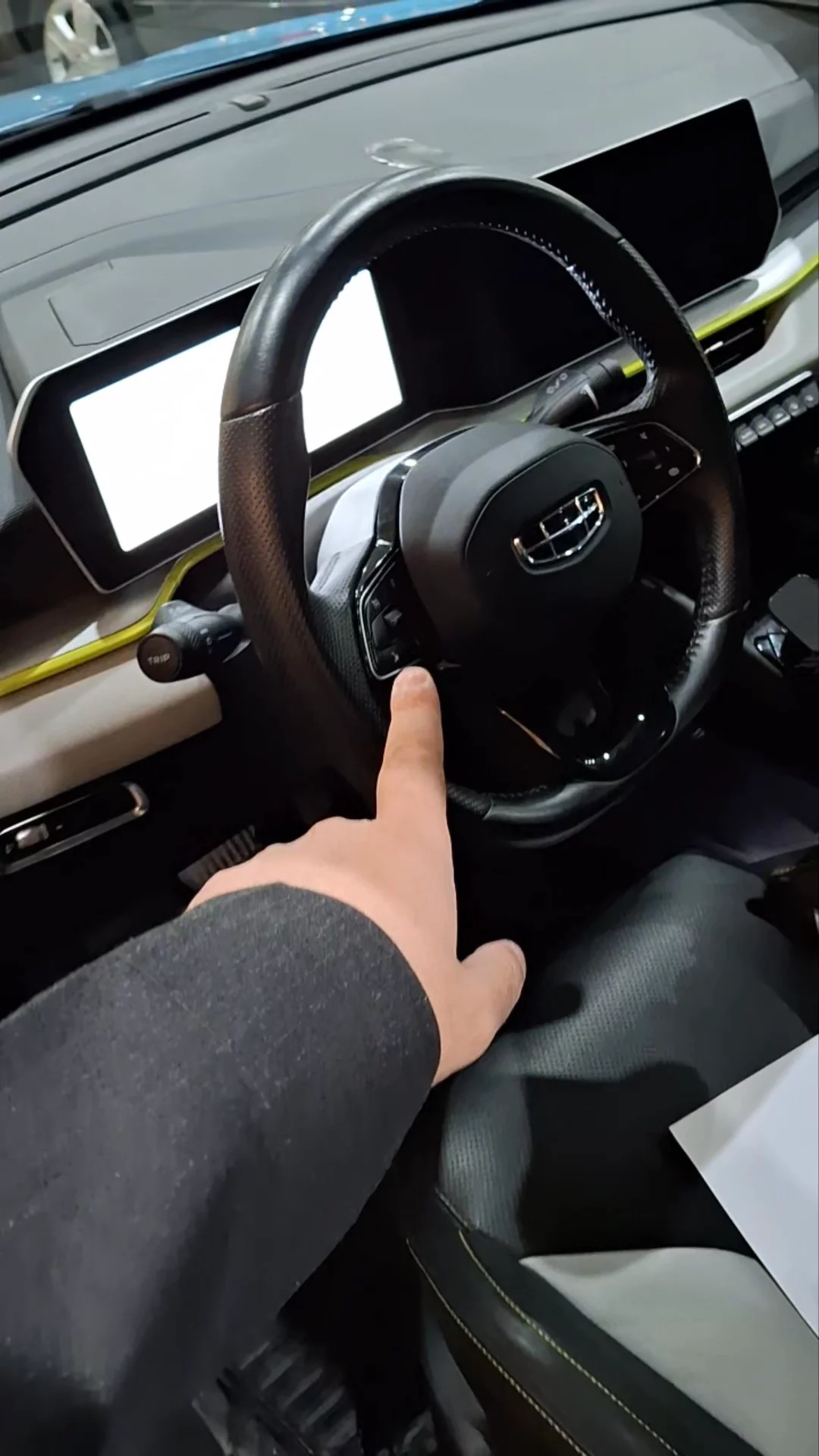 Car video thumbnail 1 of 10