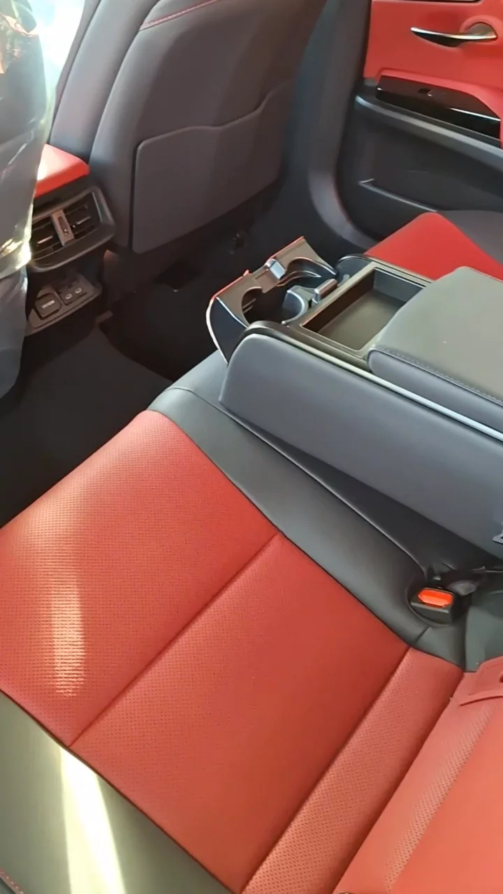 Car video thumbnail 1 of 9