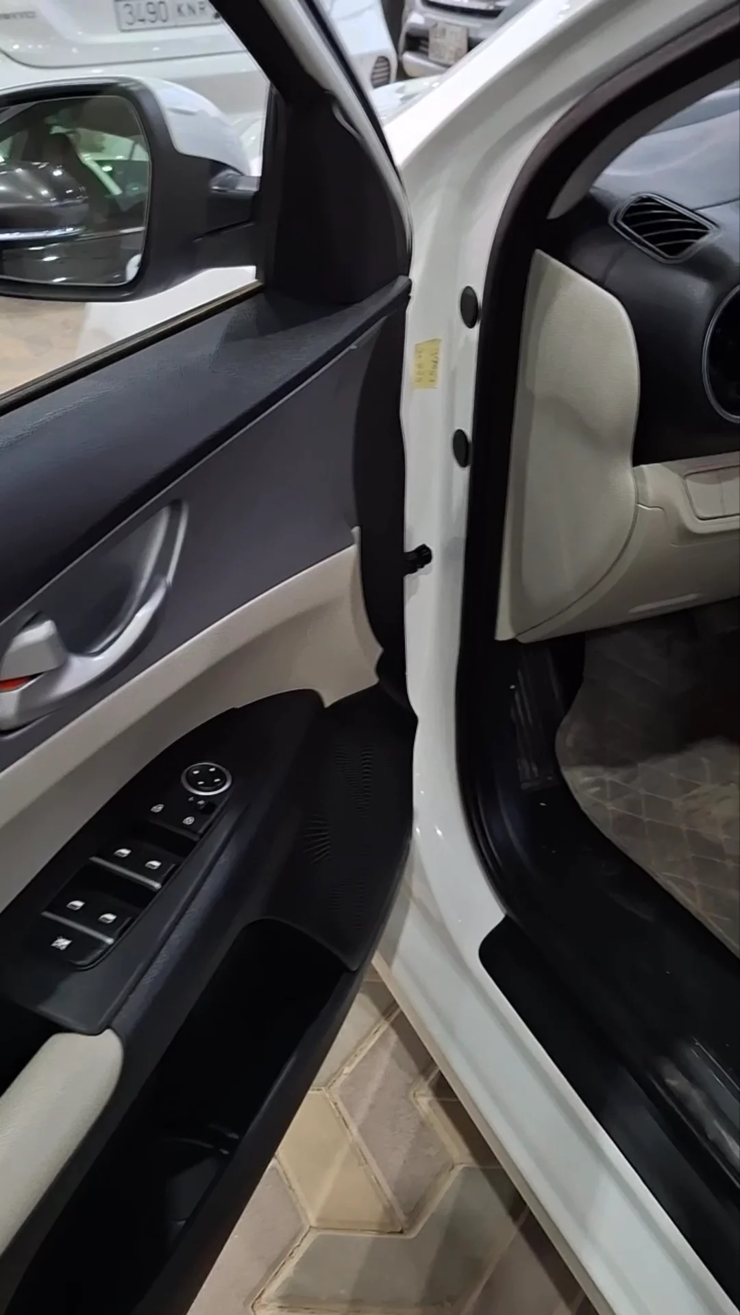 Car video thumbnail 1 of 7