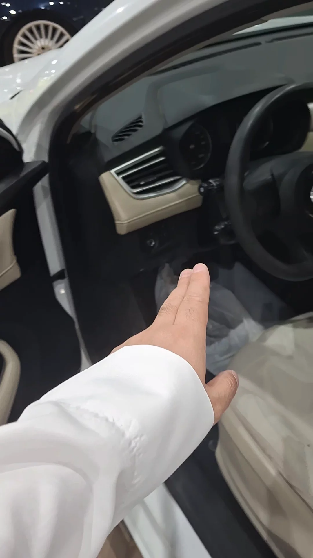 Car video thumbnail 1 of 9