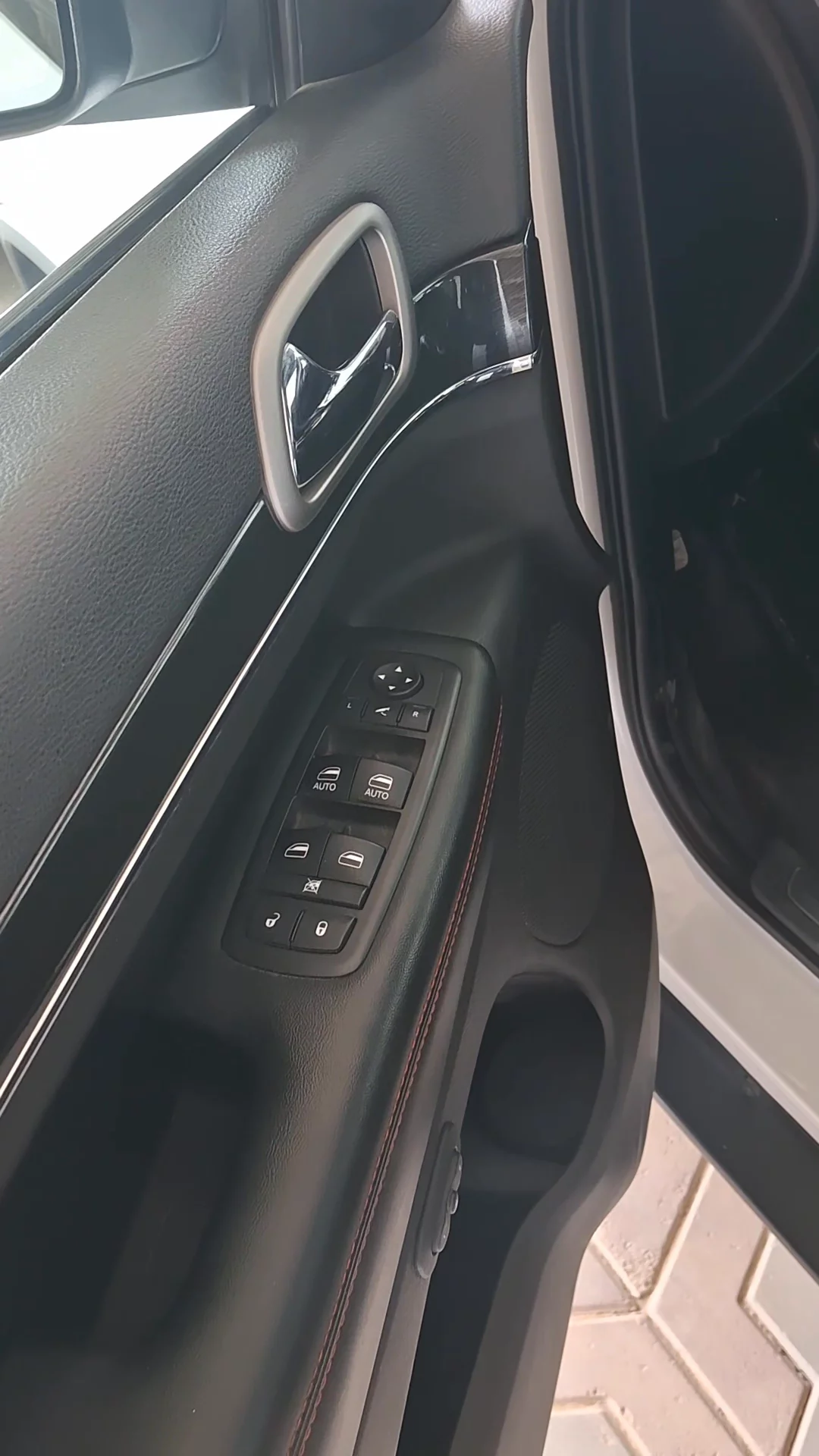 Car video thumbnail 1 of 9