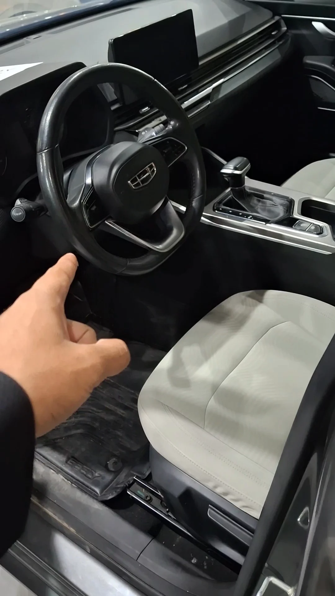 Car video thumbnail 1 of 7