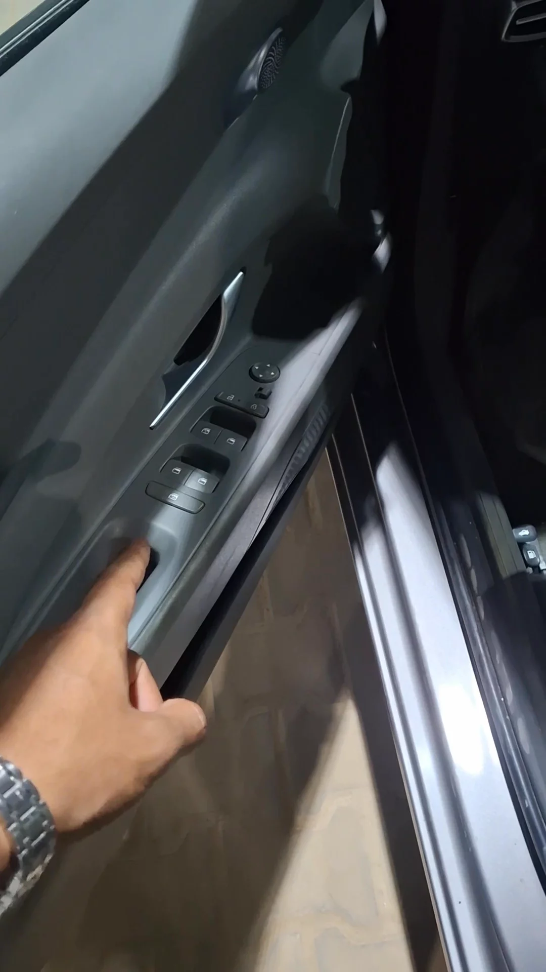 Car video thumbnail 1 of 7