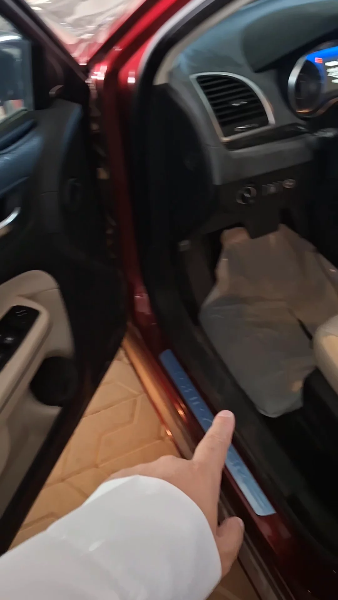 Car video thumbnail 1 of 9