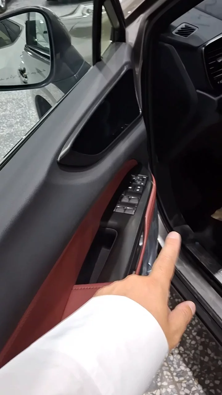 Car video thumbnail 1 of 8