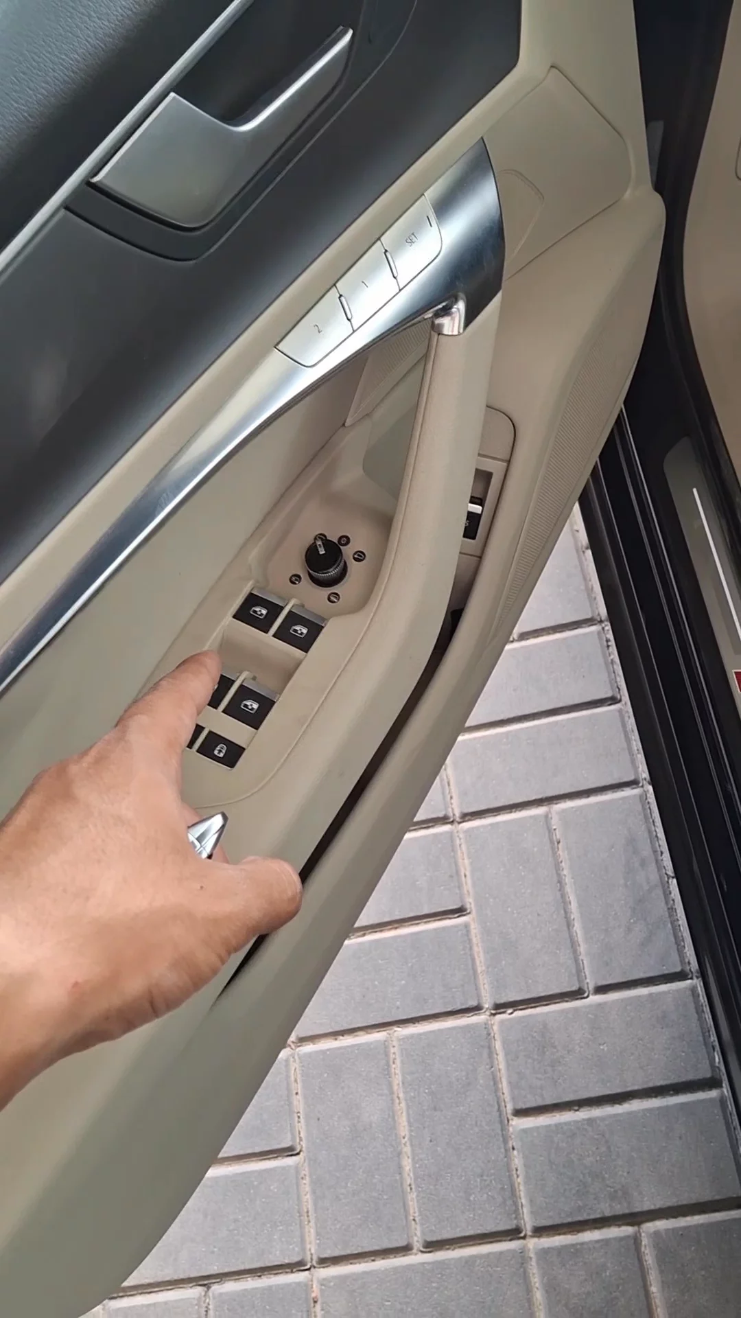 Car video thumbnail 1 of 9