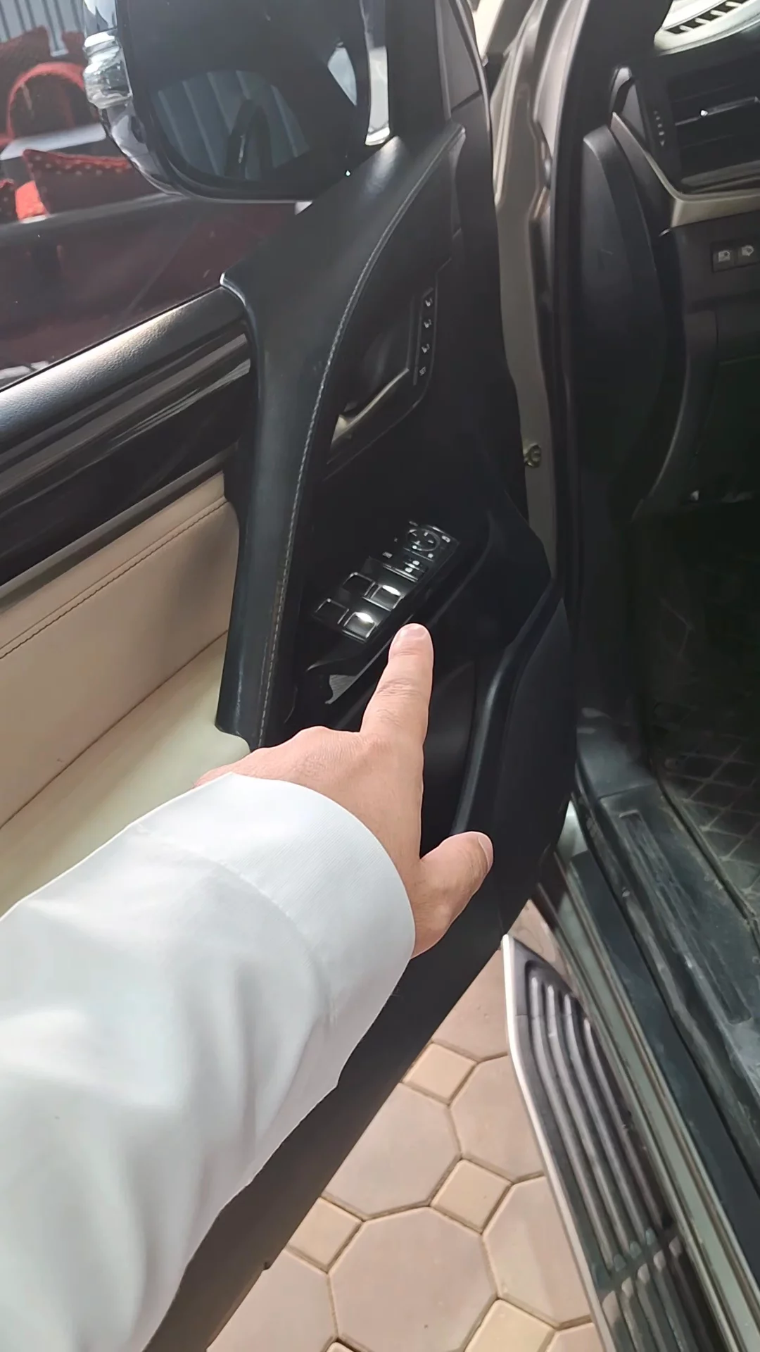 Car video thumbnail 1 of 8