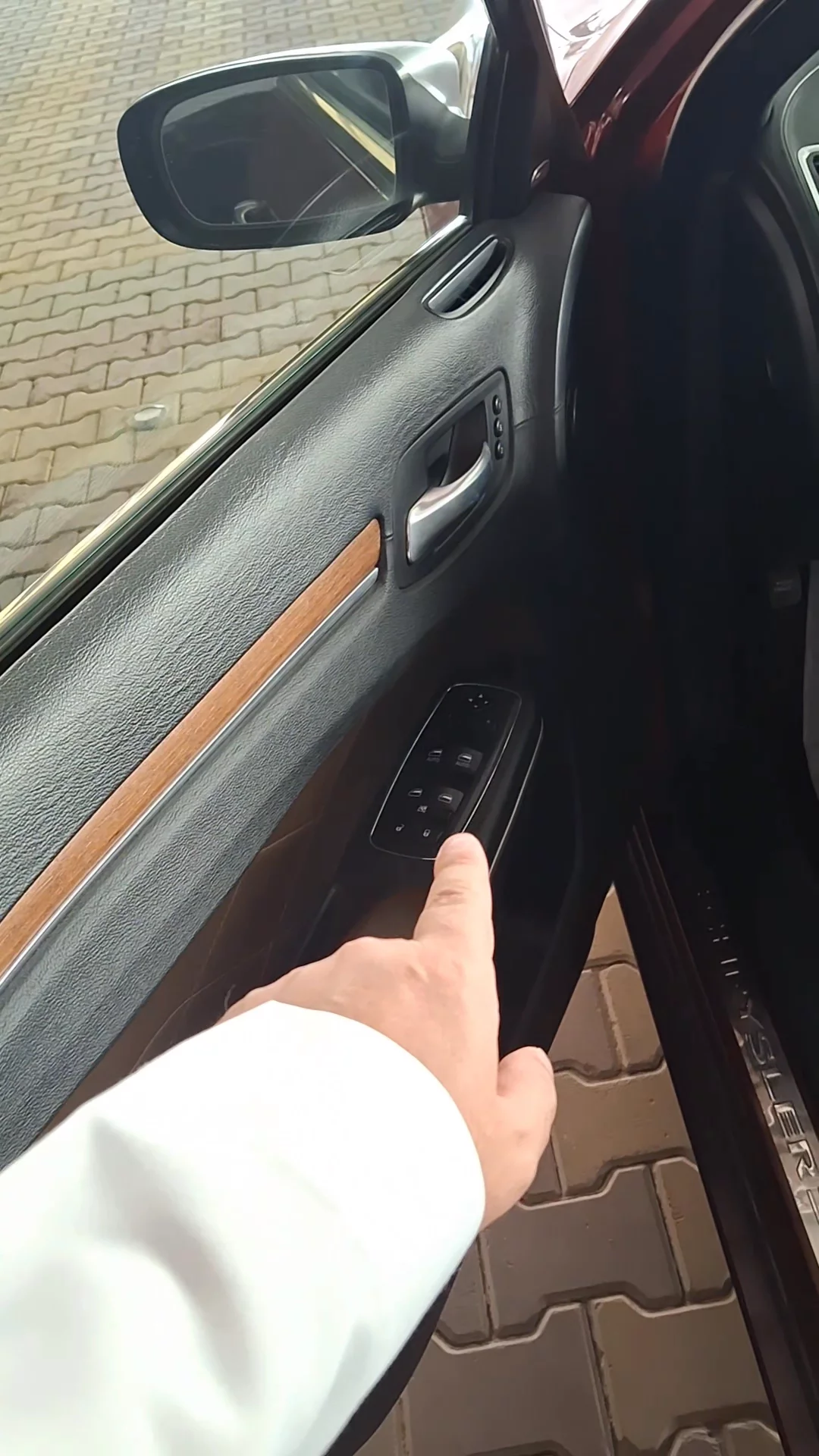 Car video thumbnail 1 of 9