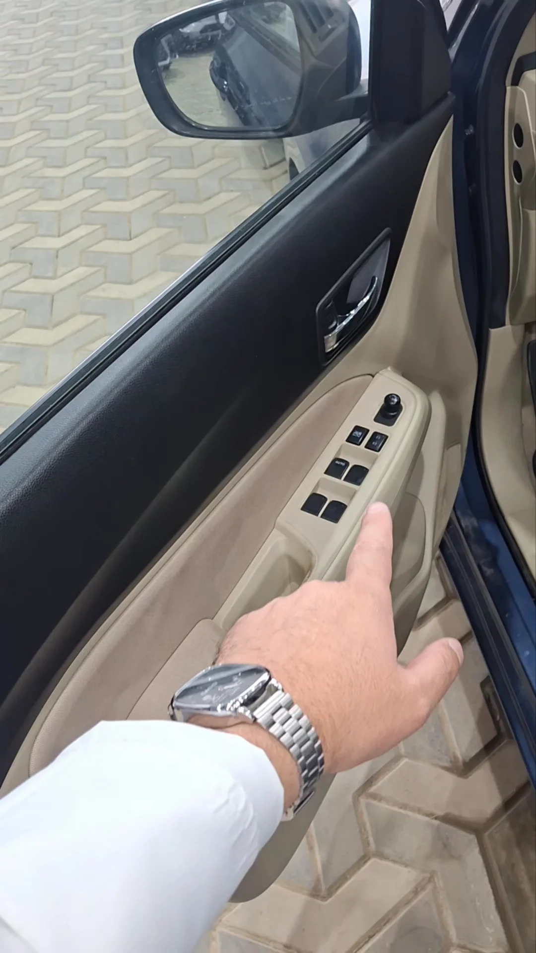 Car video thumbnail 1 of 10