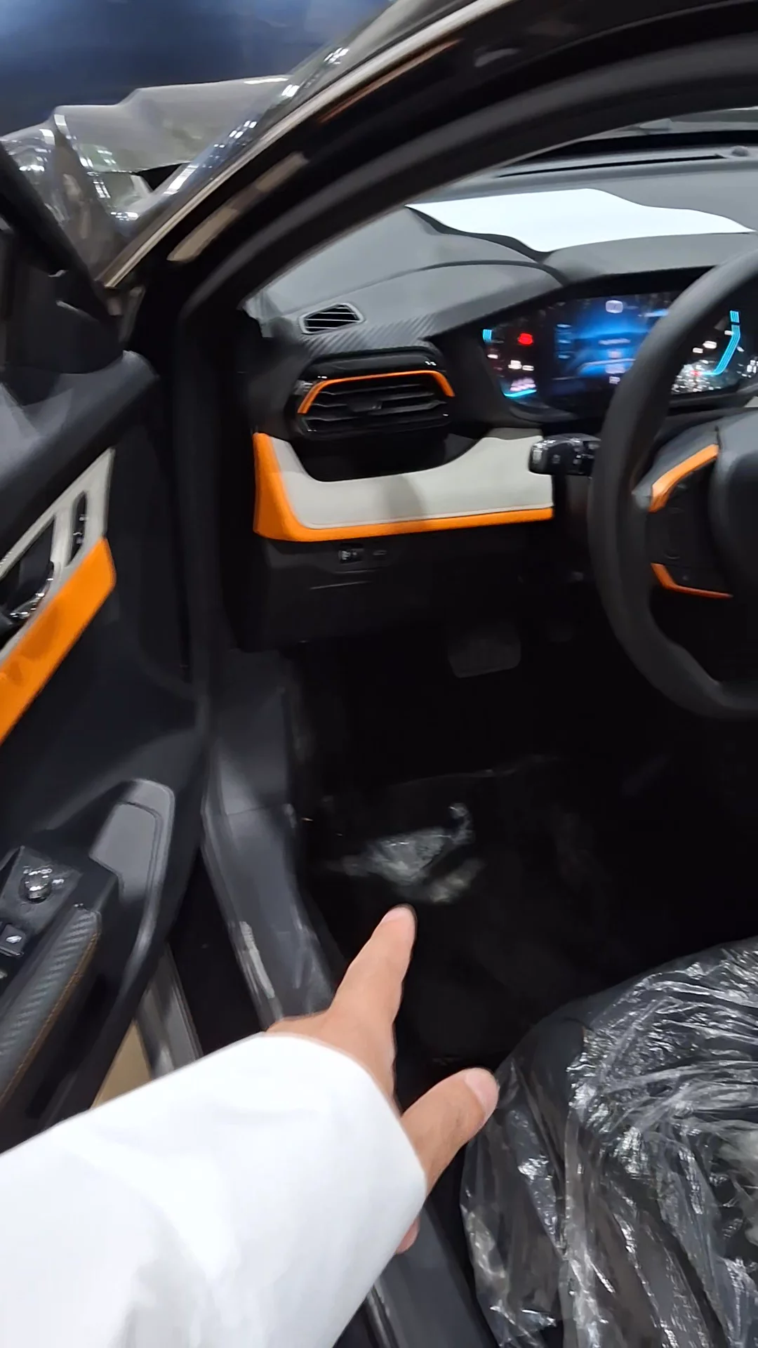 Car video thumbnail 1 of 9