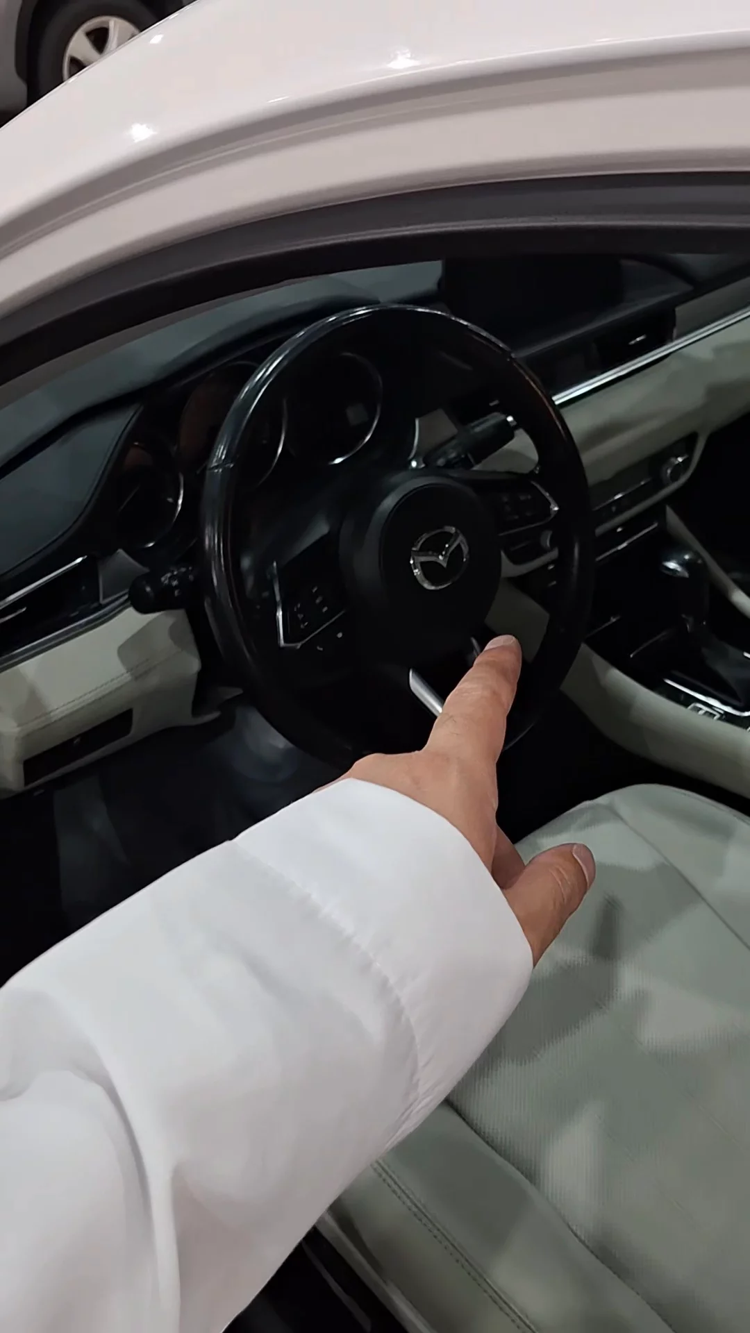 Car video thumbnail 1 of 9