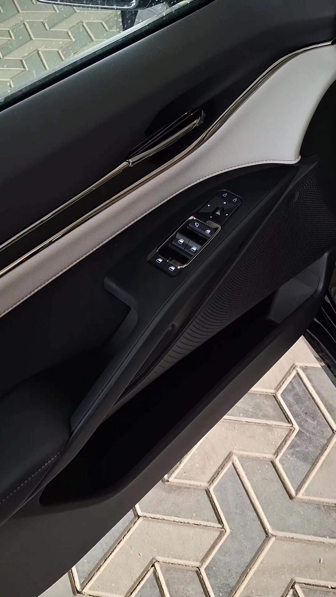 Car video thumbnail 1 of 7